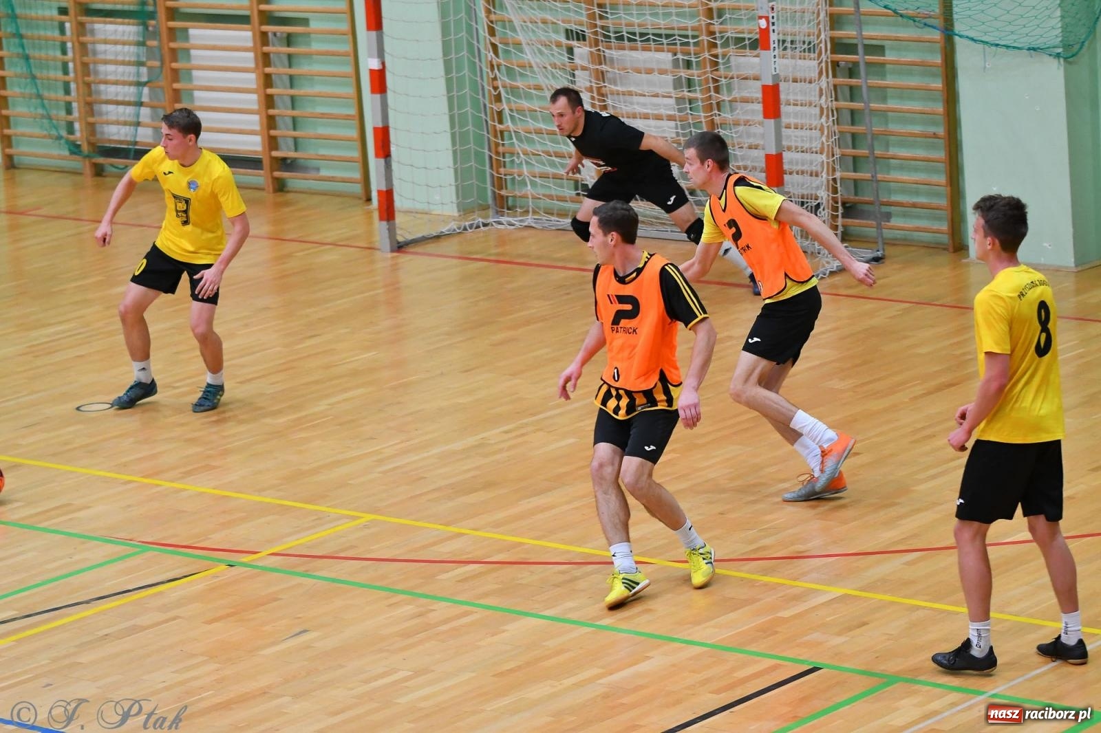 Zdjęcie w galerii na portalu naszraciborz.pl: Halowe emocje na start. Wróciły rozgrywki HLPN [FOTO i WYNIKI] wiadomości z regionu