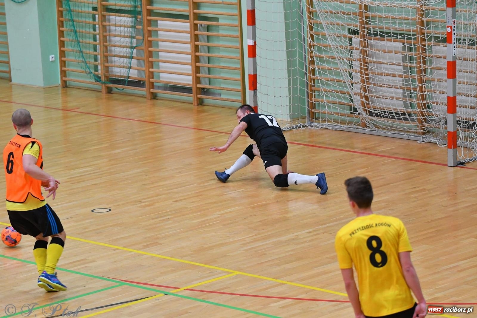 Zdjęcie w galerii na portalu naszraciborz.pl: Halowe emocje na start. Wróciły rozgrywki HLPN [FOTO i WYNIKI] wiadomości z regionu