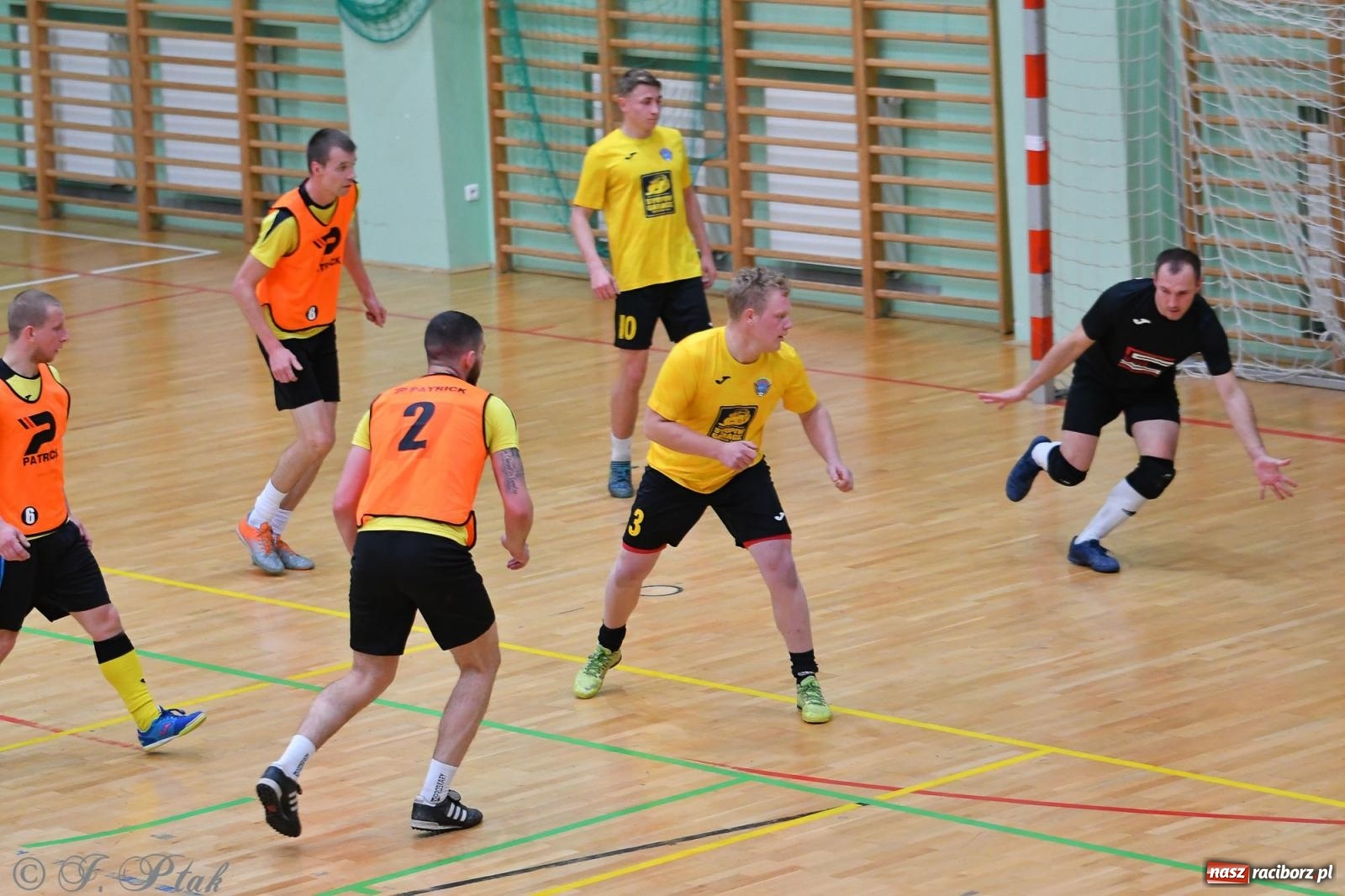 Zdjęcie w galerii na portalu naszraciborz.pl: Halowe emocje na start. Wróciły rozgrywki HLPN [FOTO i WYNIKI] wiadomości z regionu