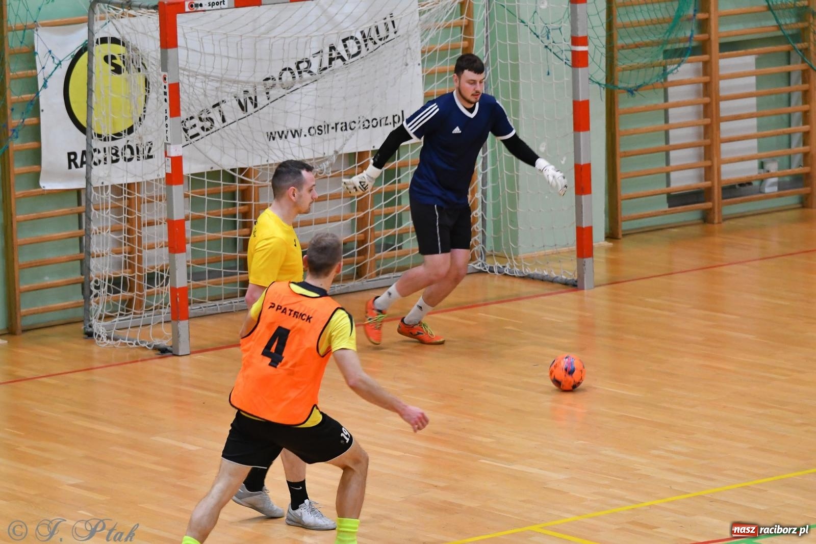 Zdjęcie w galerii na portalu naszraciborz.pl: Halowe emocje na start. Wróciły rozgrywki HLPN [FOTO i WYNIKI] wiadomości z regionu