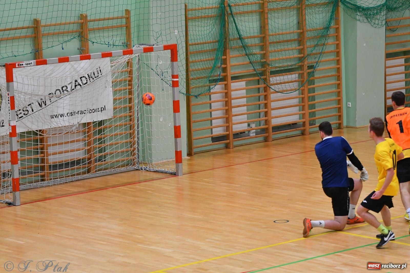Zdjęcie w galerii na portalu naszraciborz.pl: Halowe emocje na start. Wróciły rozgrywki HLPN [FOTO i WYNIKI] wiadomości z regionu