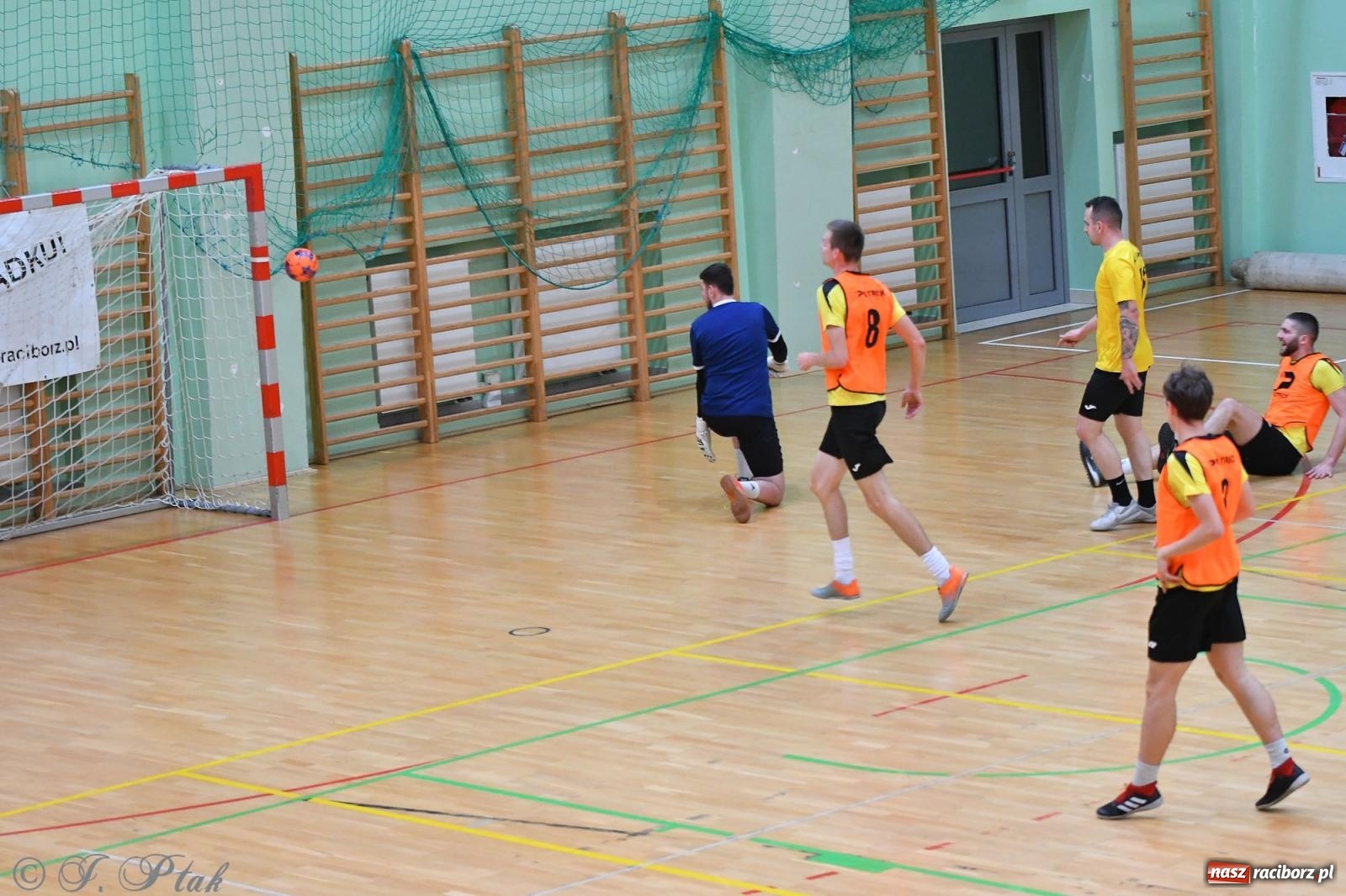 Zdjęcie w galerii na portalu naszraciborz.pl: Halowe emocje na start. Wróciły rozgrywki HLPN [FOTO i WYNIKI] wiadomości z regionu