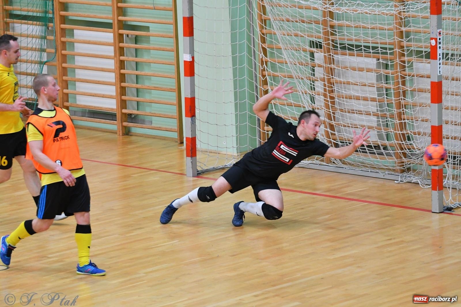 Zdjęcie w galerii na portalu naszraciborz.pl: Halowe emocje na start. Wróciły rozgrywki HLPN [FOTO i WYNIKI] wiadomości z regionu