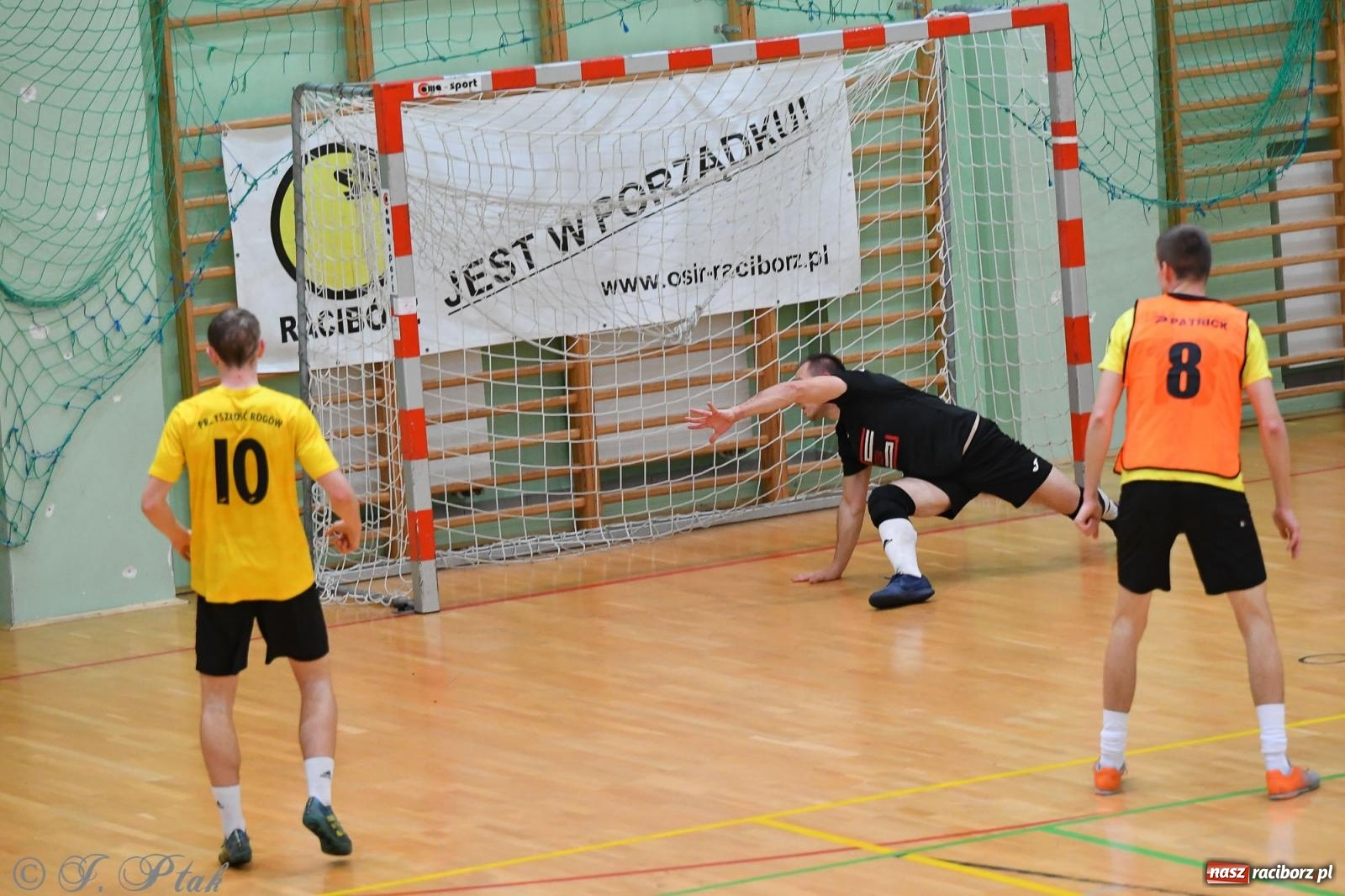 Zdjęcie w galerii na portalu naszraciborz.pl: Halowe emocje na start. Wróciły rozgrywki HLPN [FOTO i WYNIKI] wiadomości z regionu