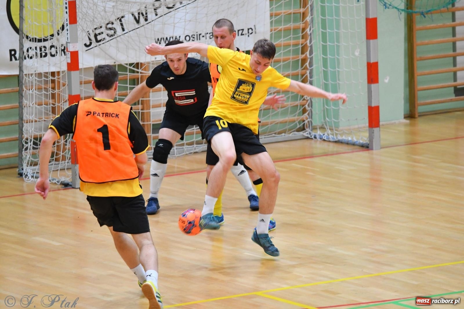 Zdjęcie w galerii na portalu naszraciborz.pl: Halowe emocje na start. Wróciły rozgrywki HLPN [FOTO i WYNIKI] wiadomości z regionu