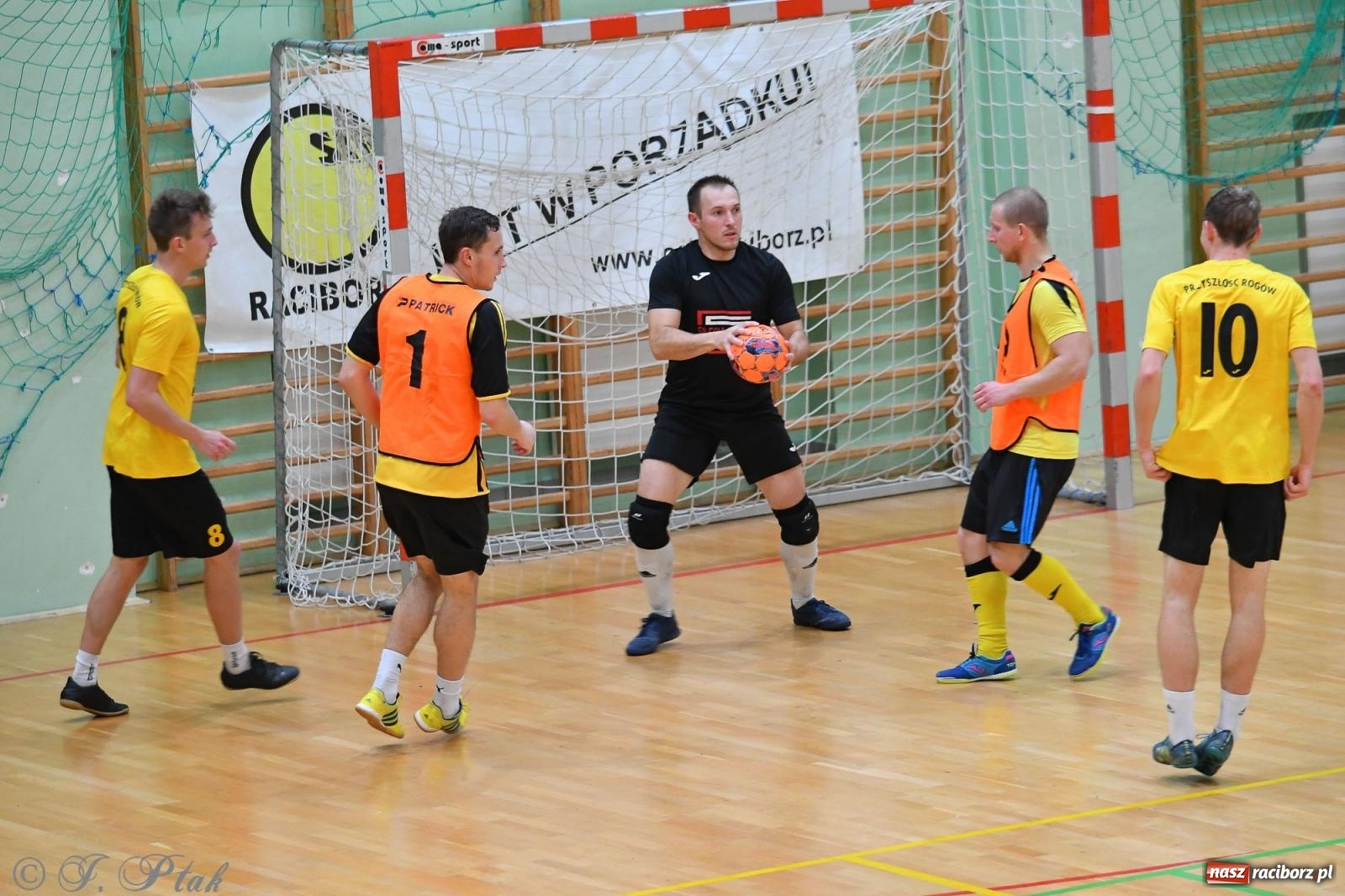 Zdjęcie w galerii na portalu naszraciborz.pl: Halowe emocje na start. Wróciły rozgrywki HLPN [FOTO i WYNIKI] wiadomości z regionu