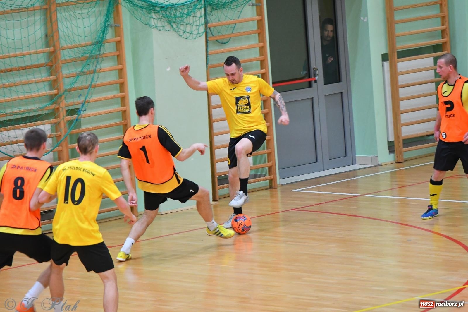 Zdjęcie w galerii na portalu naszraciborz.pl: Halowe emocje na start. Wróciły rozgrywki HLPN [FOTO i WYNIKI] wiadomości z regionu