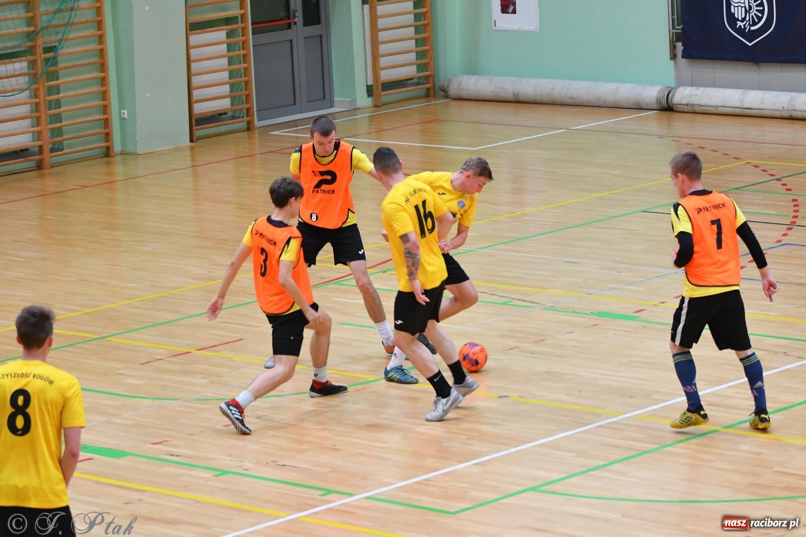 Zdjęcie w galerii na portalu naszraciborz.pl: Halowe emocje na start. Wróciły rozgrywki HLPN [FOTO i WYNIKI] wiadomości z regionu