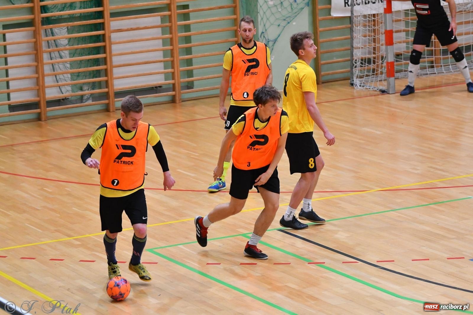 Zdjęcie w galerii na portalu naszraciborz.pl: Halowe emocje na start. Wróciły rozgrywki HLPN [FOTO i WYNIKI] wiadomości z regionu