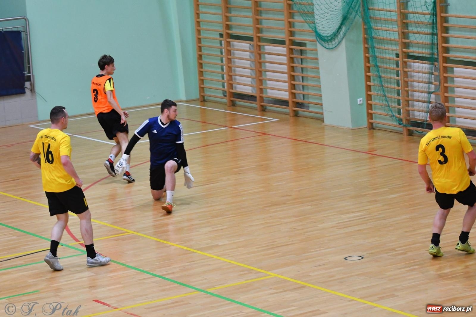 Zdjęcie w galerii na portalu naszraciborz.pl: Halowe emocje na start. Wróciły rozgrywki HLPN [FOTO i WYNIKI] wiadomości z regionu