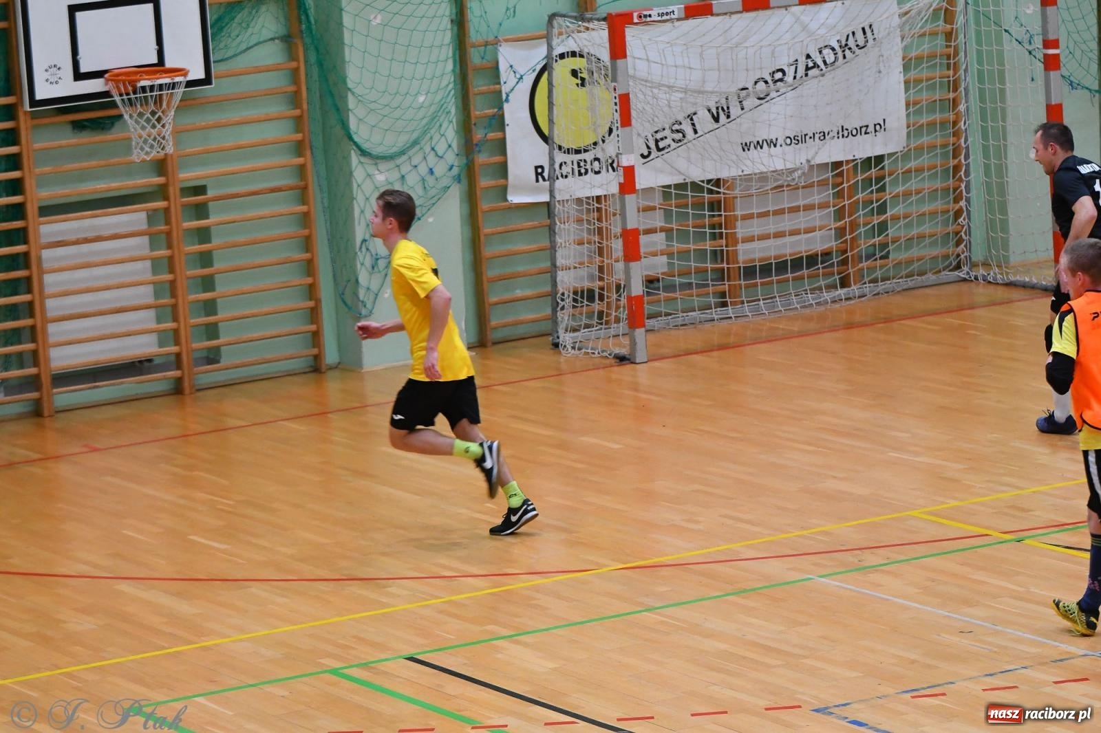 Zdjęcie w galerii na portalu naszraciborz.pl: Halowe emocje na start. Wróciły rozgrywki HLPN [FOTO i WYNIKI] wiadomości z regionu