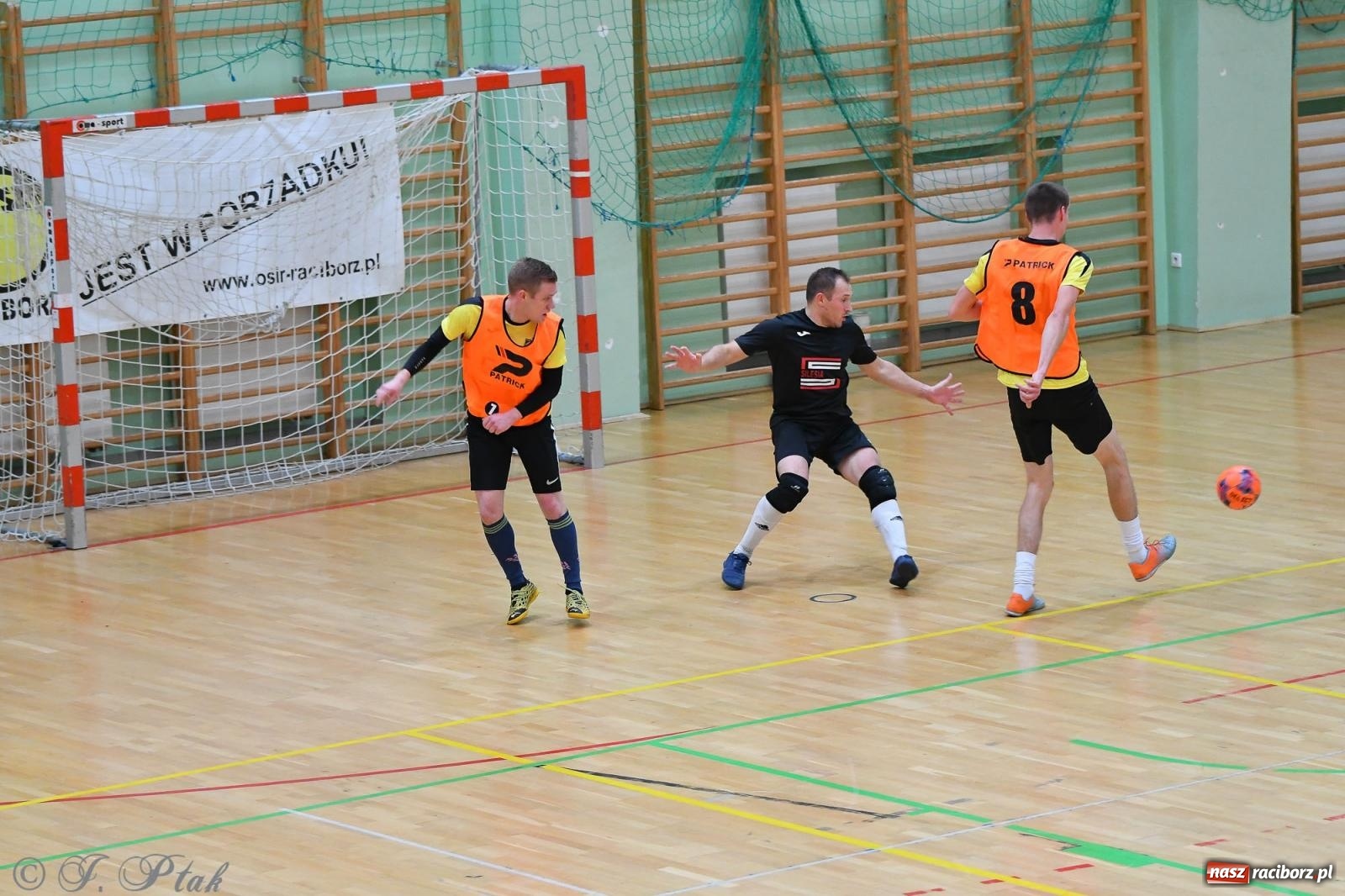 Zdjęcie w galerii na portalu naszraciborz.pl: Halowe emocje na start. Wróciły rozgrywki HLPN [FOTO i WYNIKI] wiadomości z regionu