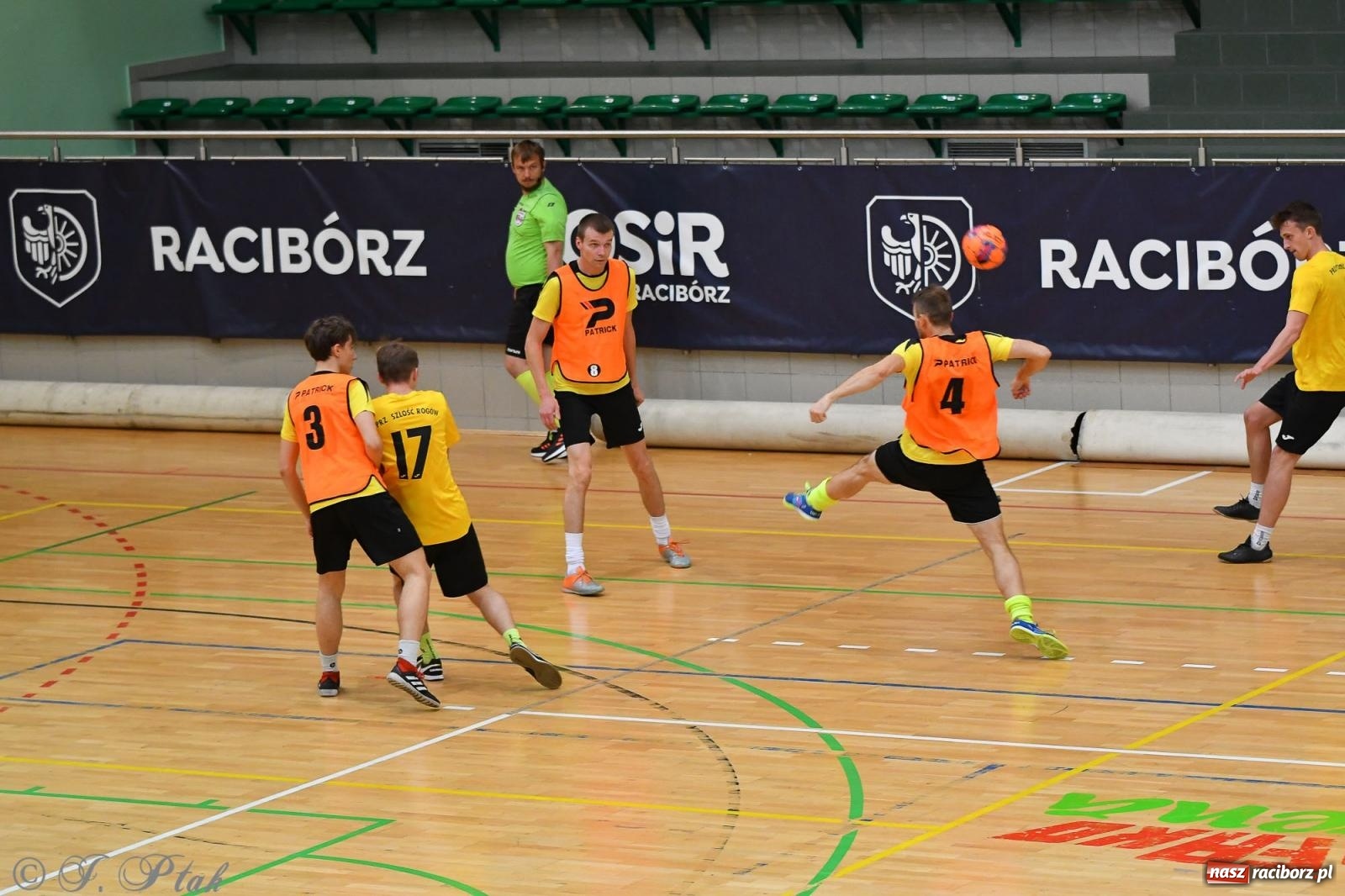 Zdjęcie w galerii na portalu naszraciborz.pl: Halowe emocje na start. Wróciły rozgrywki HLPN [FOTO i WYNIKI] wiadomości z regionu