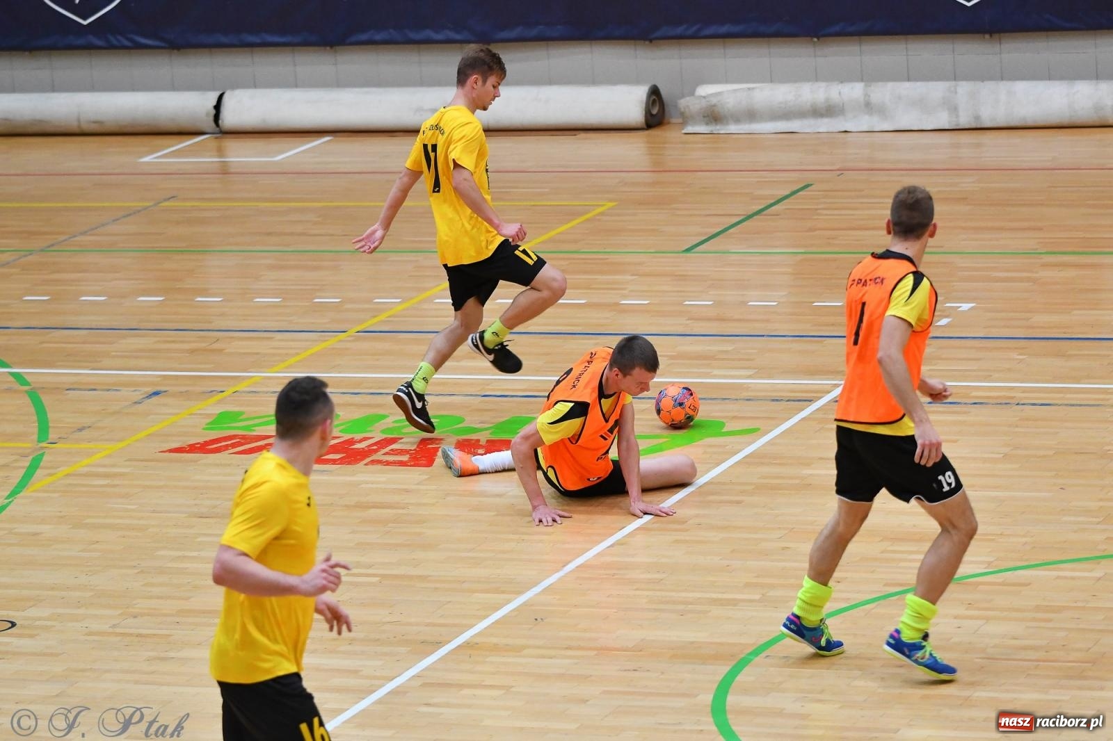 Zdjęcie w galerii na portalu naszraciborz.pl: Halowe emocje na start. Wróciły rozgrywki HLPN [FOTO i WYNIKI] wiadomości z regionu