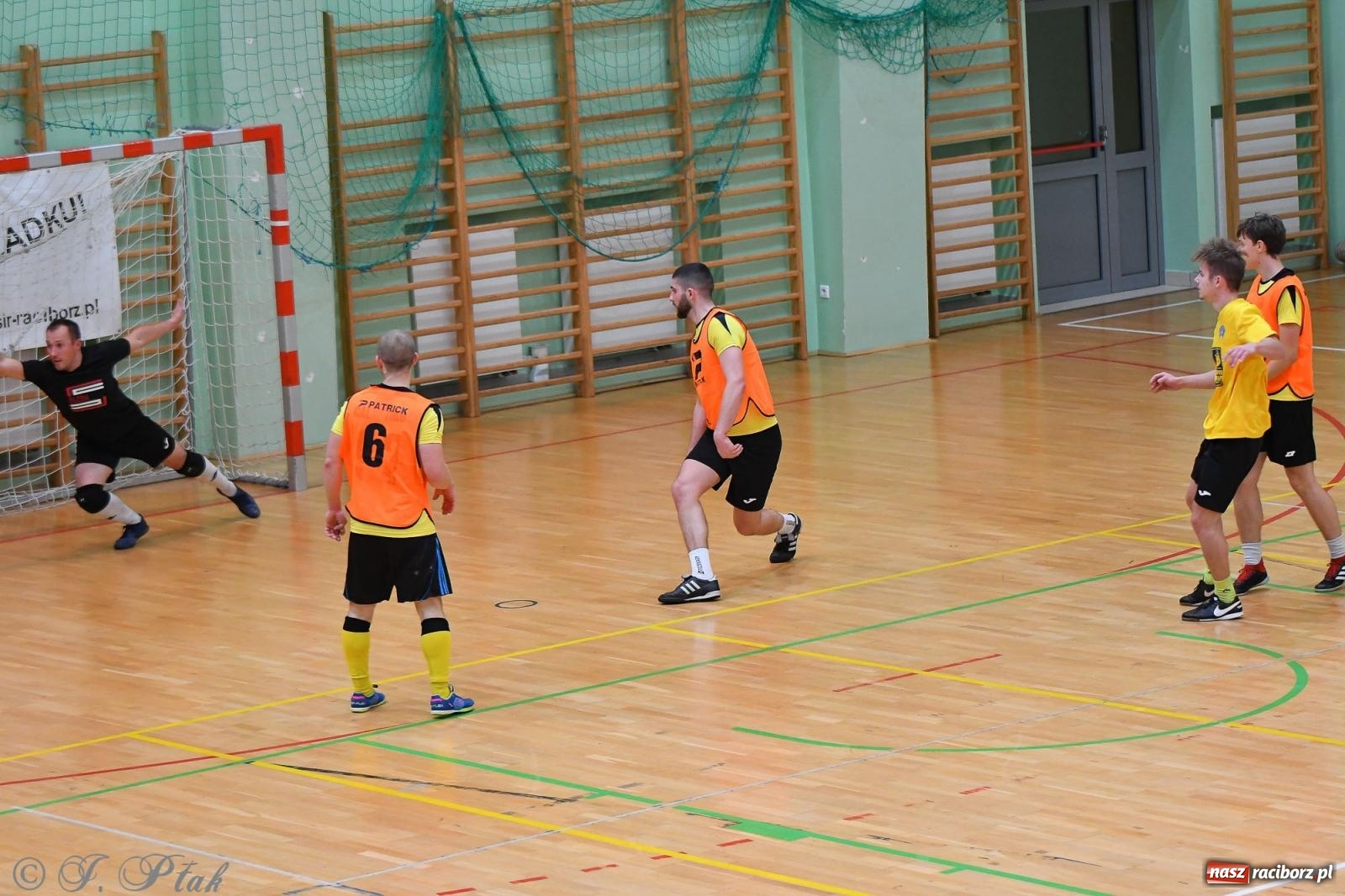 Zdjęcie w galerii na portalu naszraciborz.pl: Halowe emocje na start. Wróciły rozgrywki HLPN [FOTO i WYNIKI] wiadomości z regionu