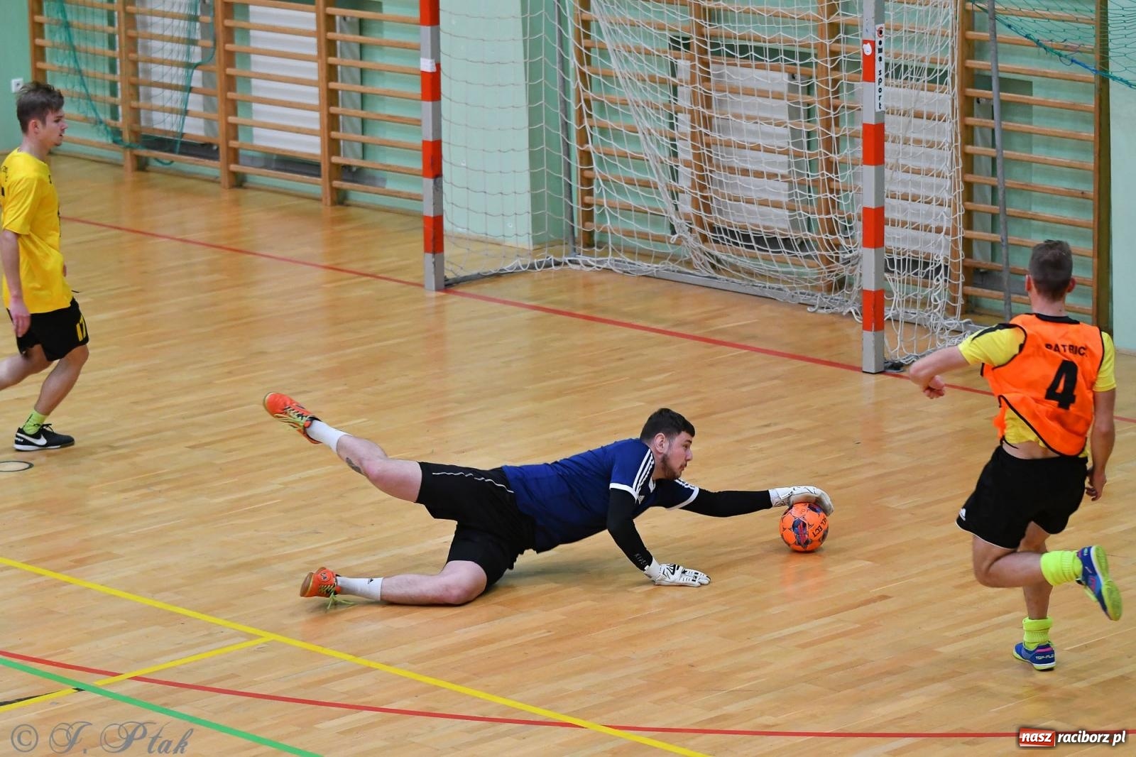 Zdjęcie w galerii na portalu naszraciborz.pl: Halowe emocje na start. Wróciły rozgrywki HLPN [FOTO i WYNIKI] wiadomości z regionu