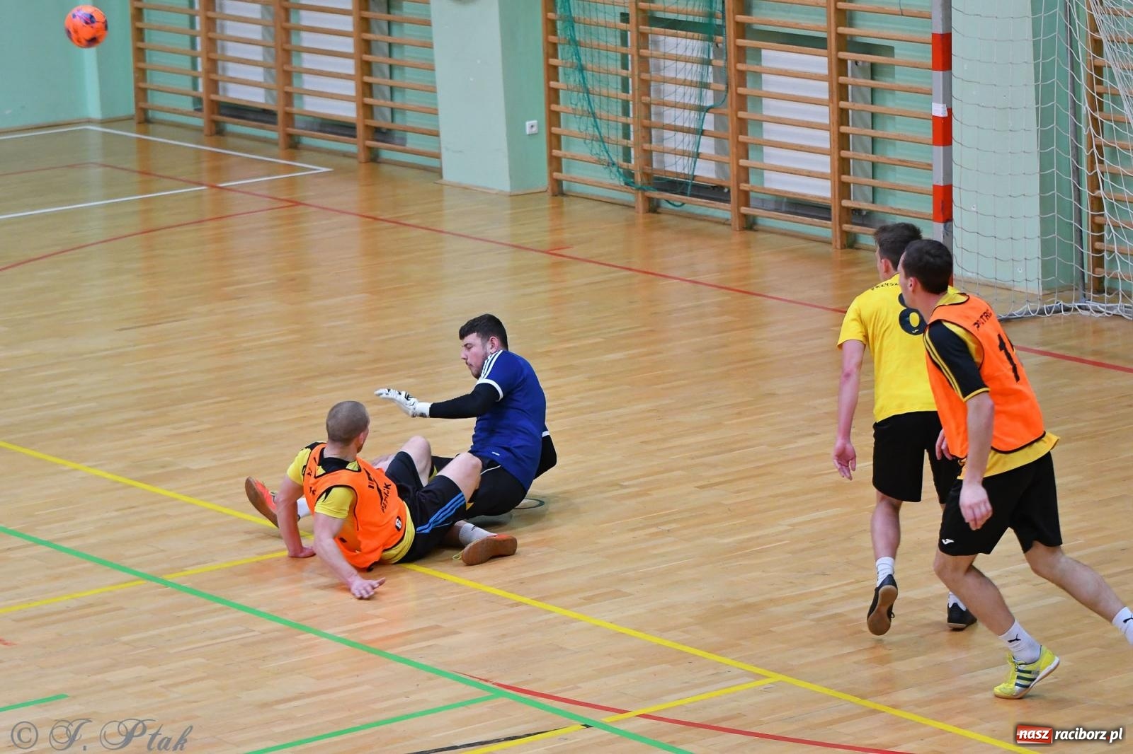 Zdjęcie w galerii na portalu naszraciborz.pl: Halowe emocje na start. Wróciły rozgrywki HLPN [FOTO i WYNIKI] wiadomości z regionu