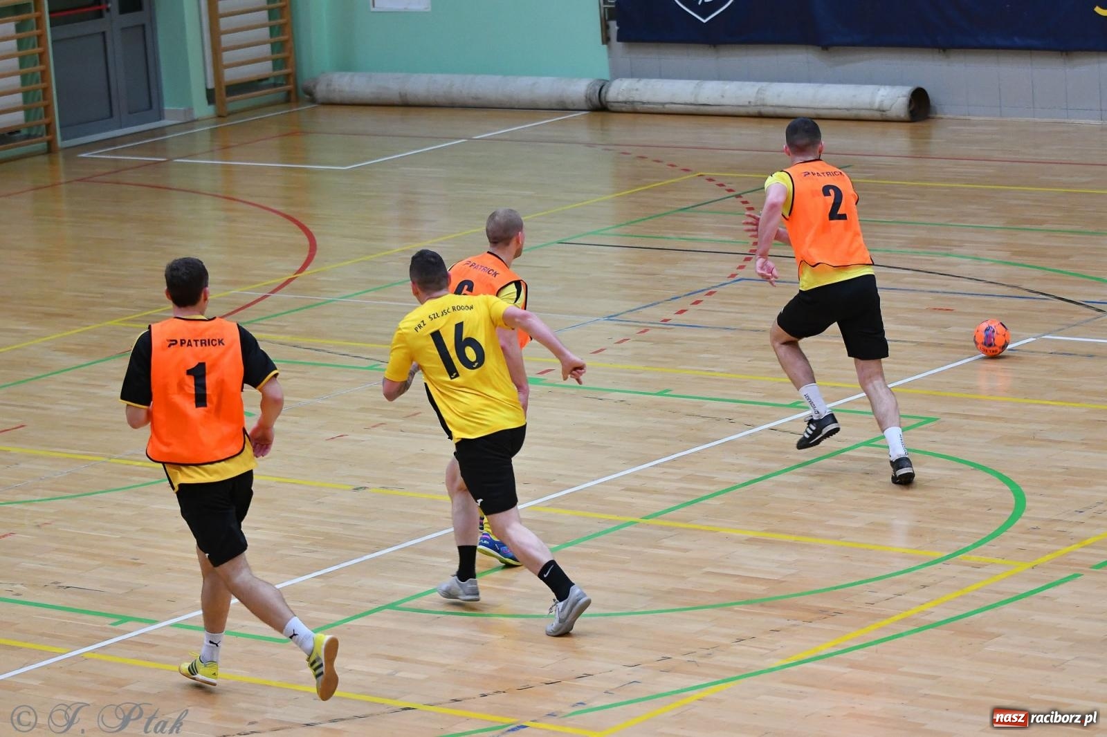 Zdjęcie w galerii na portalu naszraciborz.pl: Halowe emocje na start. Wróciły rozgrywki HLPN [FOTO i WYNIKI] wiadomości z regionu