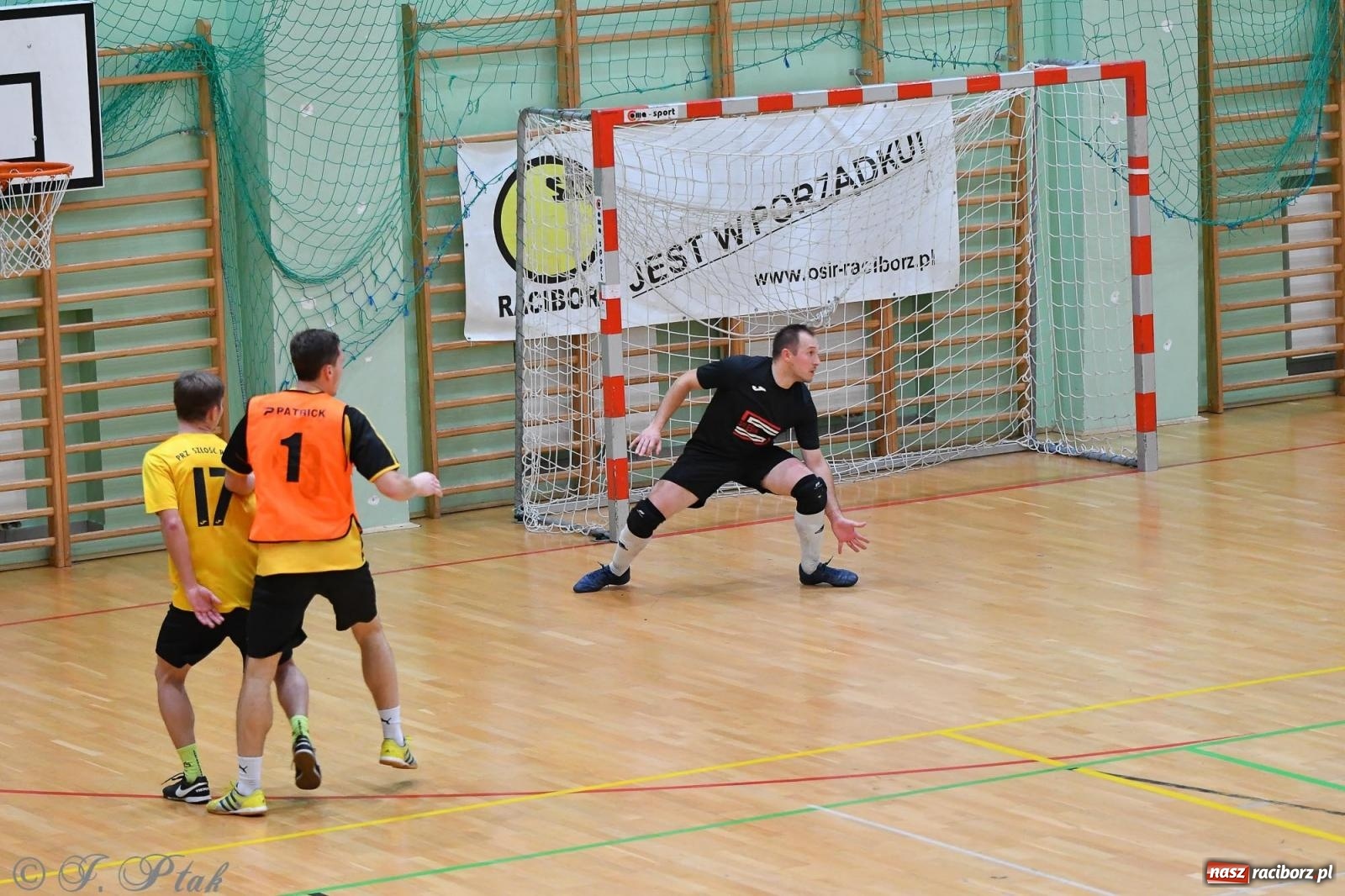 Zdjęcie w galerii na portalu naszraciborz.pl: Halowe emocje na start. Wróciły rozgrywki HLPN [FOTO i WYNIKI] wiadomości z regionu