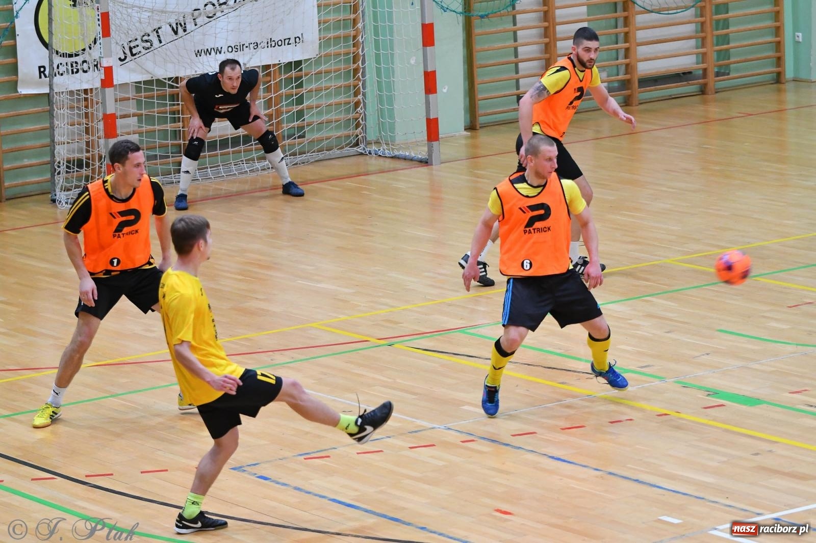 Zdjęcie w galerii na portalu naszraciborz.pl: Halowe emocje na start. Wróciły rozgrywki HLPN [FOTO i WYNIKI] wiadomości z regionu