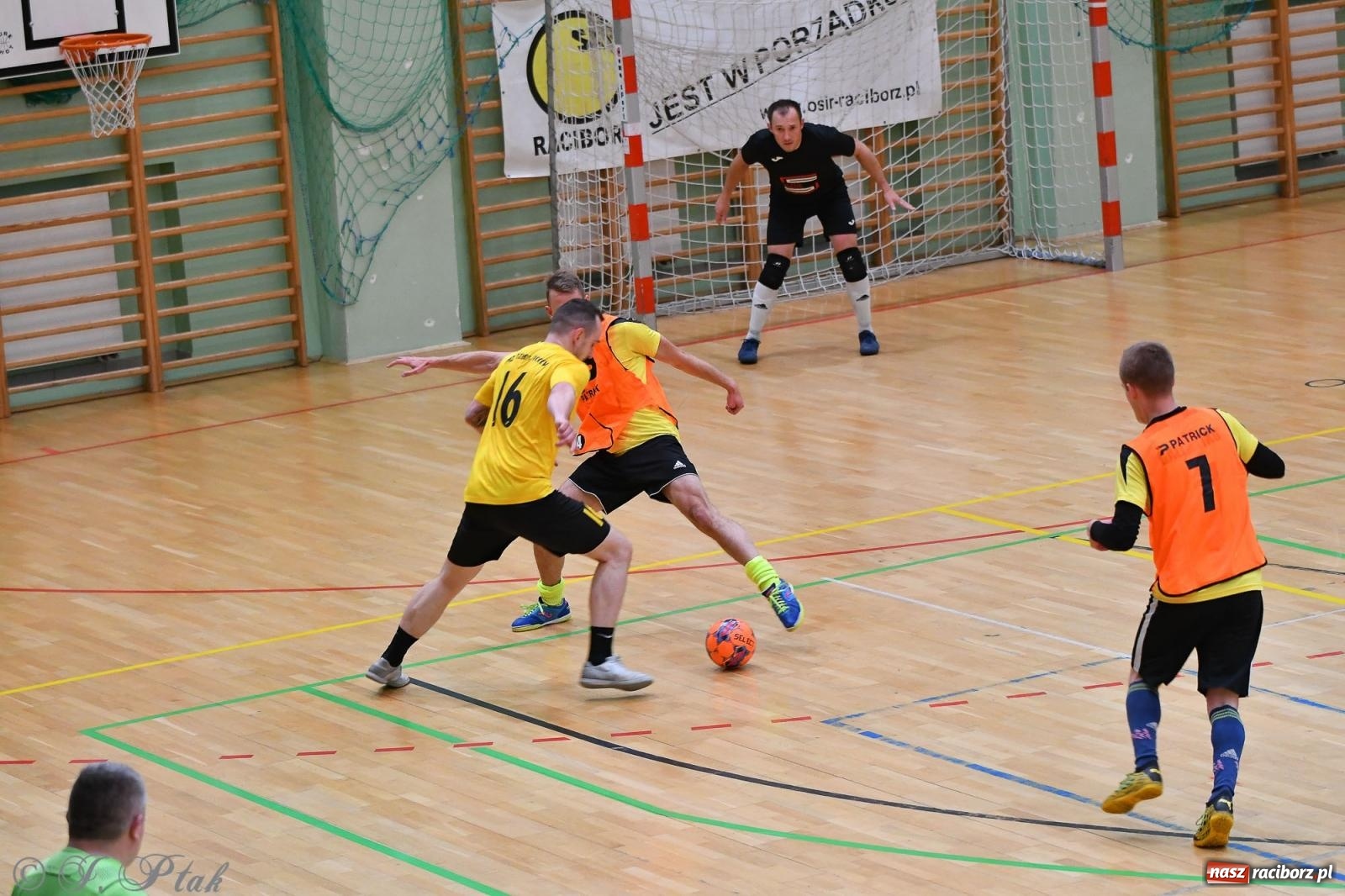 Zdjęcie w galerii na portalu naszraciborz.pl: Halowe emocje na start. Wróciły rozgrywki HLPN [FOTO i WYNIKI] wiadomości z regionu