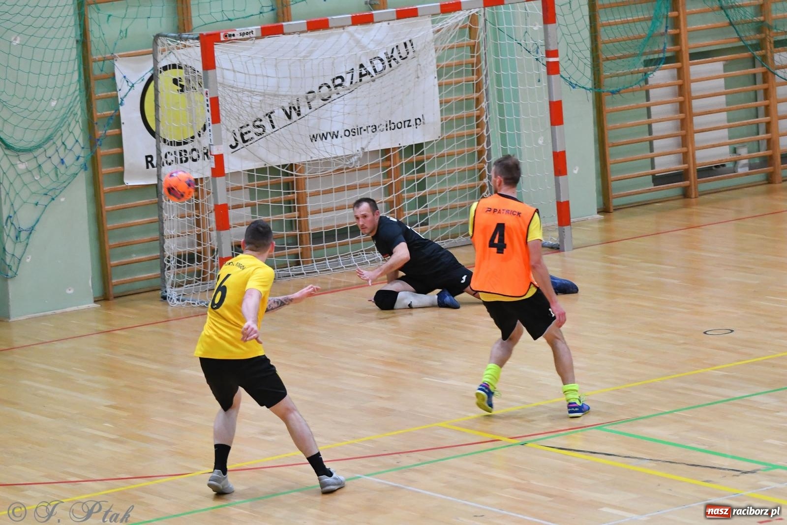 Zdjęcie w galerii na portalu naszraciborz.pl: Halowe emocje na start. Wróciły rozgrywki HLPN [FOTO i WYNIKI] wiadomości z regionu