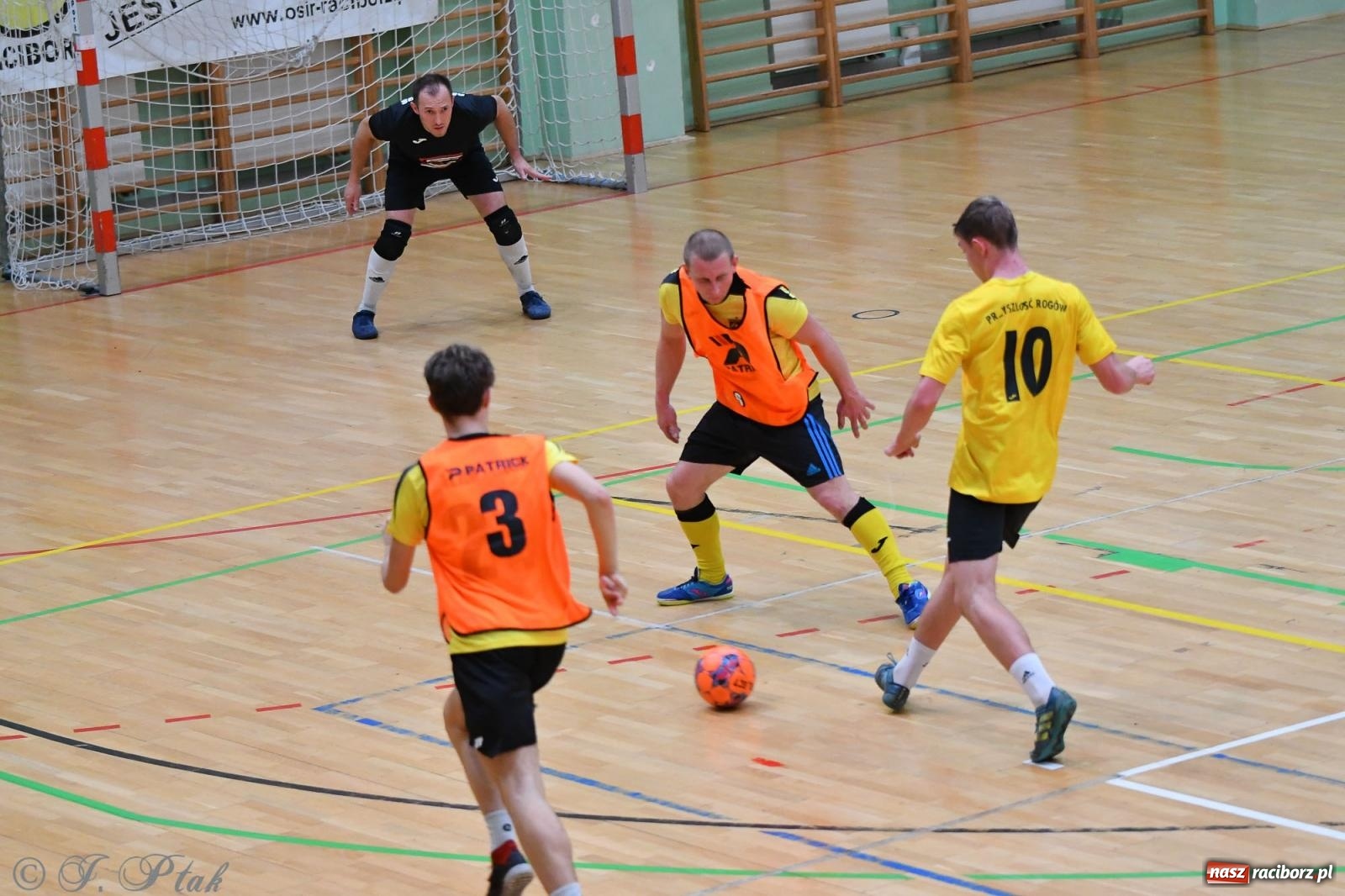 Zdjęcie w galerii na portalu naszraciborz.pl: Halowe emocje na start. Wróciły rozgrywki HLPN [FOTO i WYNIKI] wiadomości z regionu