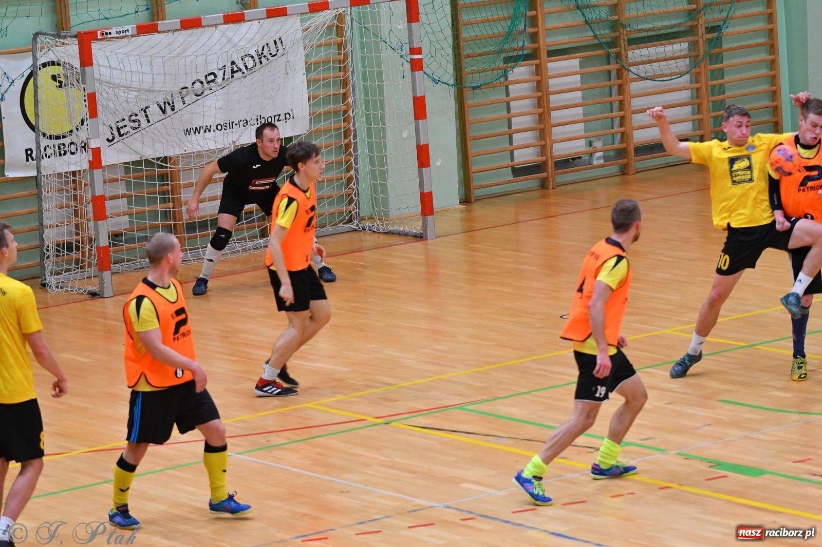 Zdjęcie w galerii na portalu naszraciborz.pl: Halowe emocje na start. Wróciły rozgrywki HLPN [FOTO i WYNIKI] wiadomości z regionu