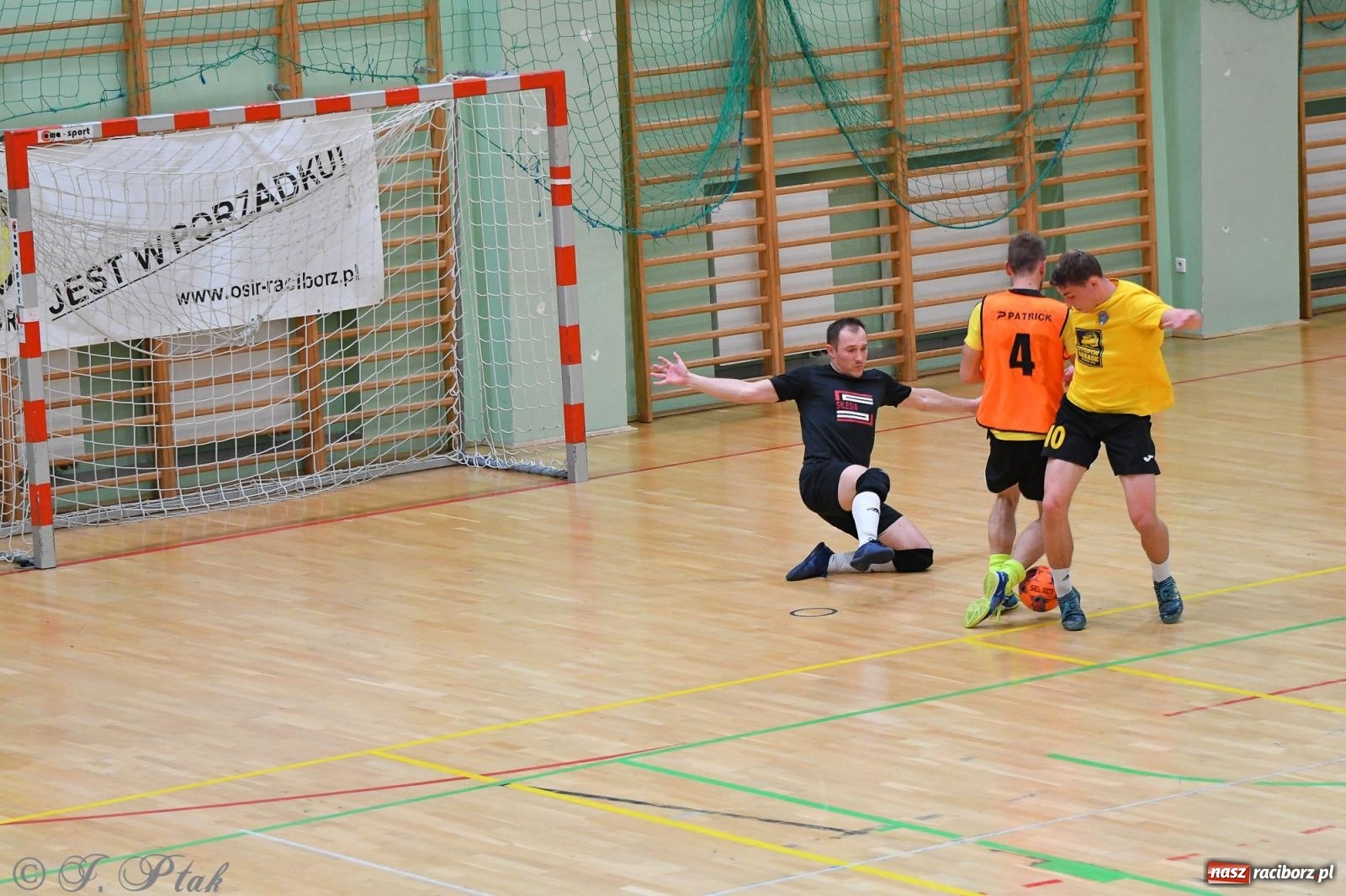 Zdjęcie w galerii na portalu naszraciborz.pl: Halowe emocje na start. Wróciły rozgrywki HLPN [FOTO i WYNIKI] wiadomości z regionu