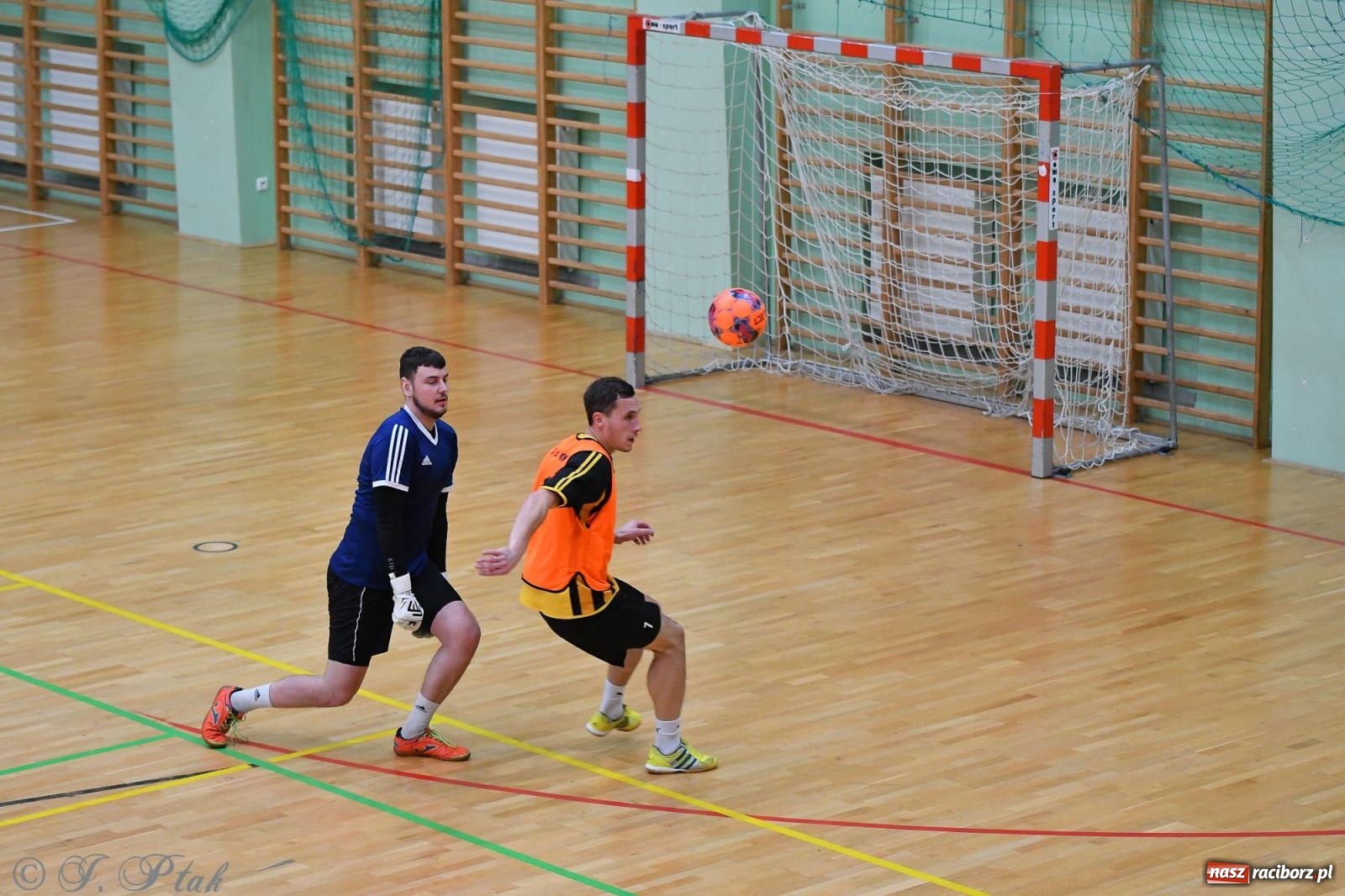 Zdjęcie w galerii na portalu naszraciborz.pl: Halowe emocje na start. Wróciły rozgrywki HLPN [FOTO i WYNIKI] wiadomości z regionu