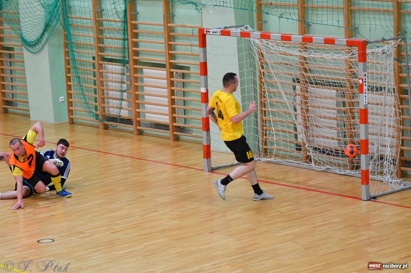 Zdjęcie w galerii na portalu naszraciborz.pl: Halowe emocje na start. Wróciły rozgrywki HLPN [FOTO i WYNIKI] wiadomości z regionu