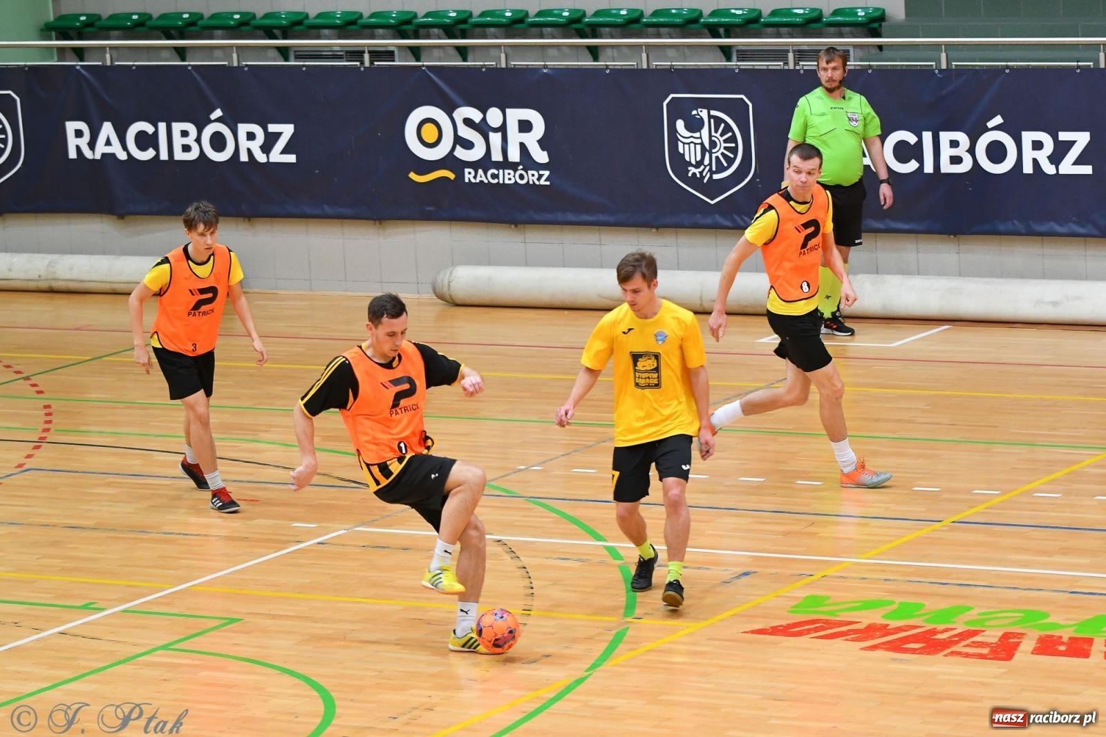Zdjęcie w galerii na portalu naszraciborz.pl: Halowe emocje na start. Wróciły rozgrywki HLPN [FOTO i WYNIKI] wiadomości z regionu
