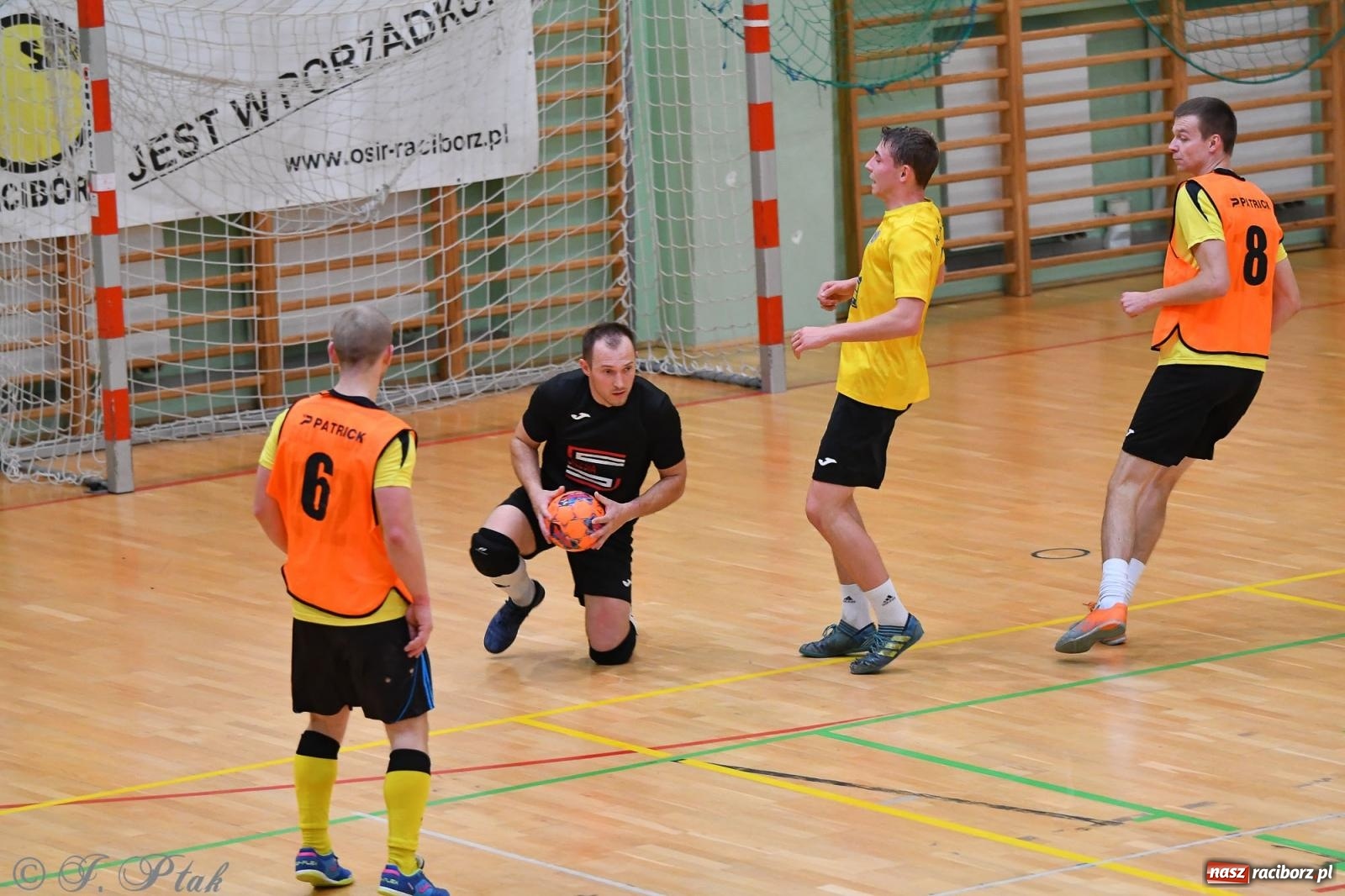 Zdjęcie w galerii na portalu naszraciborz.pl: Halowe emocje na start. Wróciły rozgrywki HLPN [FOTO i WYNIKI] wiadomości z regionu
