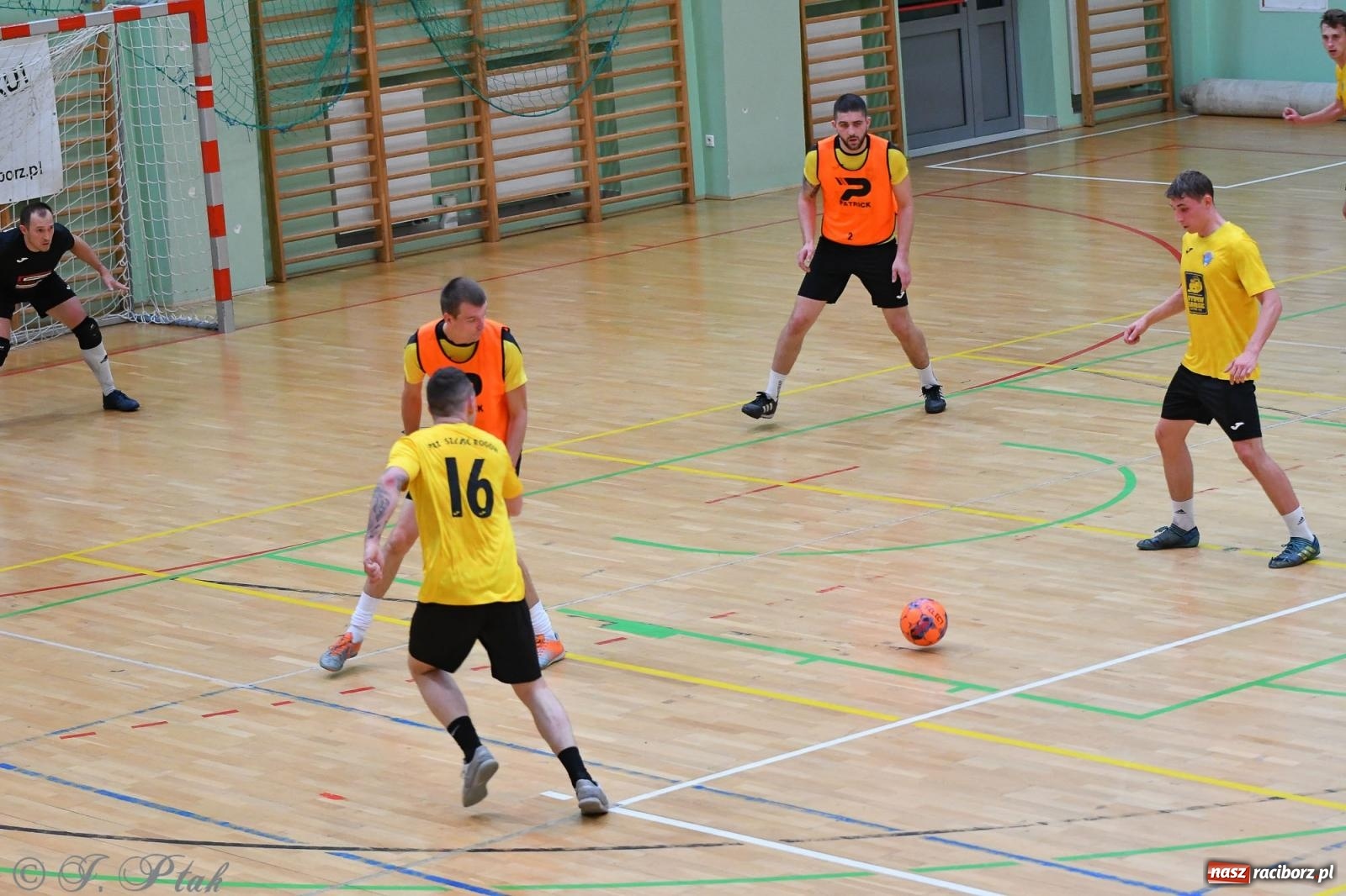 Zdjęcie w galerii na portalu naszraciborz.pl: Halowe emocje na start. Wróciły rozgrywki HLPN [FOTO i WYNIKI] wiadomości z regionu