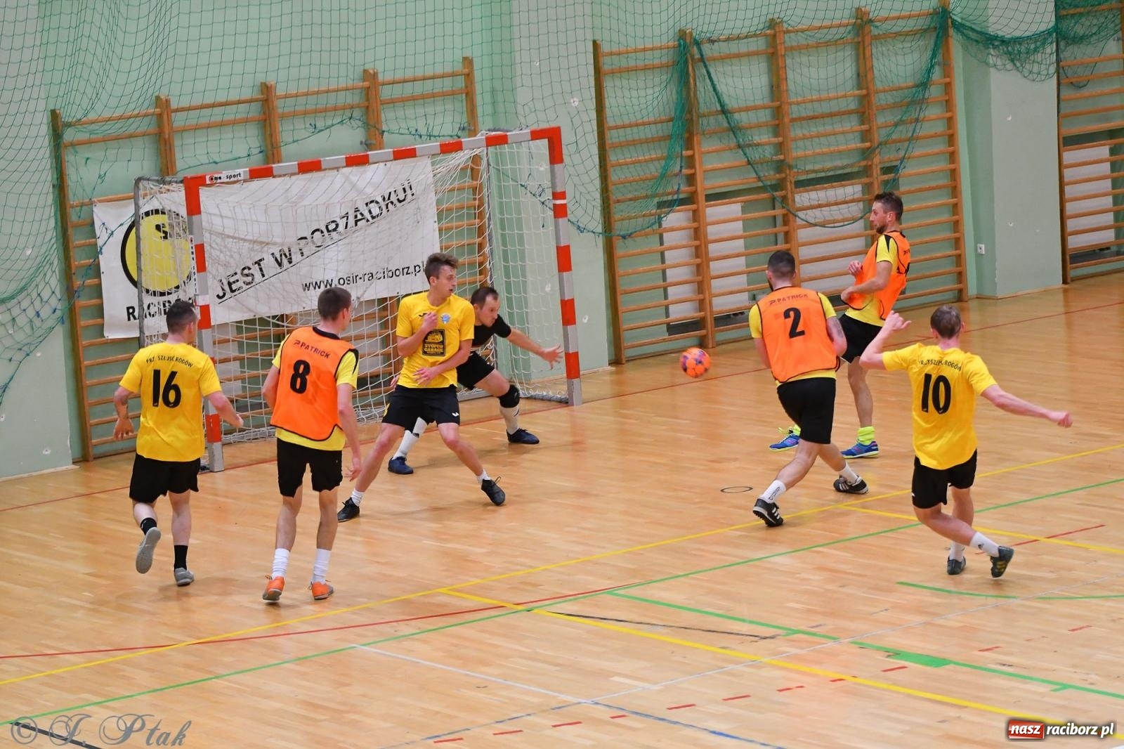 Zdjęcie w galerii na portalu naszraciborz.pl: Halowe emocje na start. Wróciły rozgrywki HLPN [FOTO i WYNIKI] wiadomości z regionu