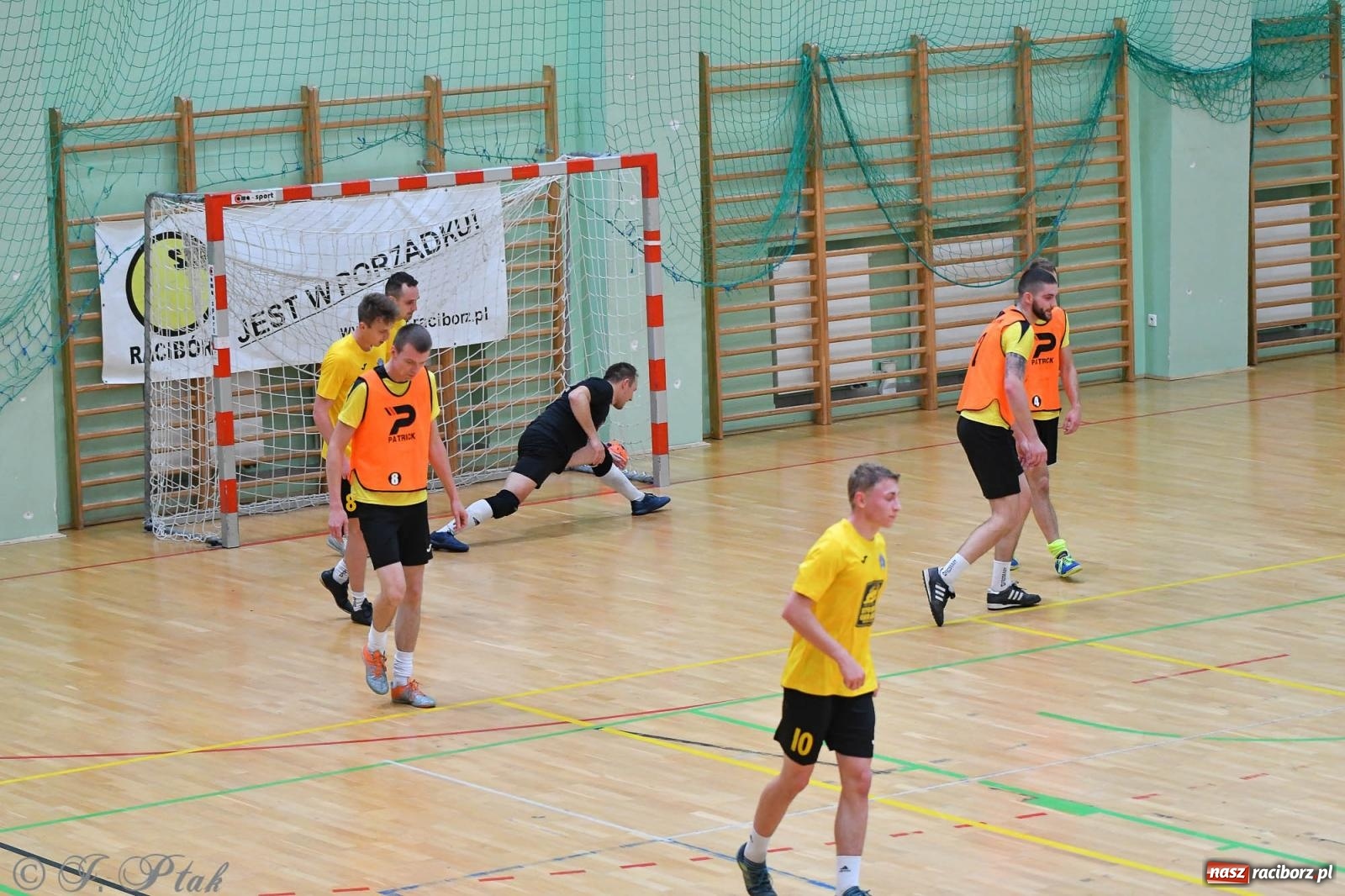 Zdjęcie w galerii na portalu naszraciborz.pl: Halowe emocje na start. Wróciły rozgrywki HLPN [FOTO i WYNIKI] wiadomości z regionu