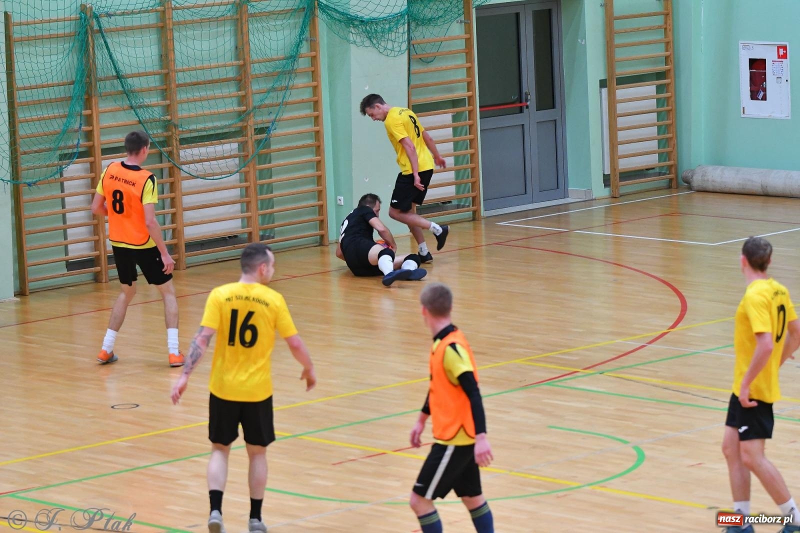 Zdjęcie w galerii na portalu naszraciborz.pl: Halowe emocje na start. Wróciły rozgrywki HLPN [FOTO i WYNIKI] wiadomości z regionu