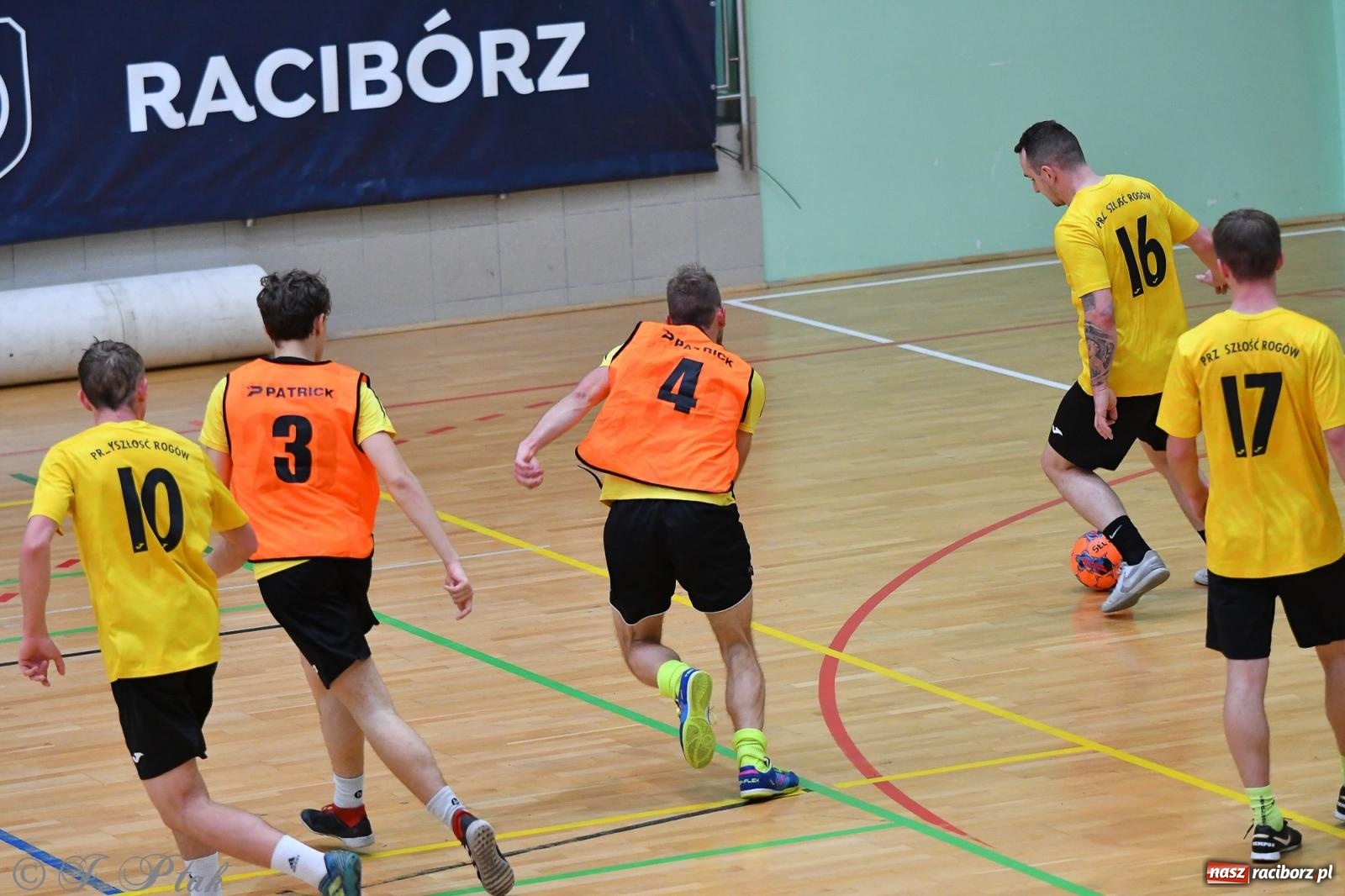 Zdjęcie w galerii na portalu naszraciborz.pl: Halowe emocje na start. Wróciły rozgrywki HLPN [FOTO i WYNIKI] wiadomości z regionu