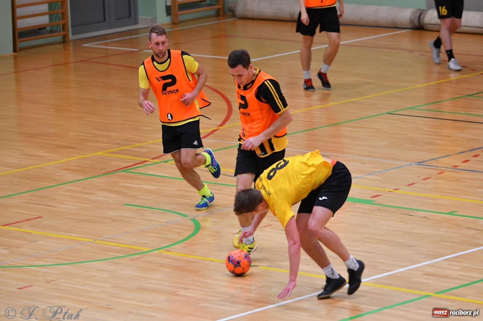 Zdjęcie w galerii na portalu naszraciborz.pl: Halowe emocje na start. Wróciły rozgrywki HLPN [FOTO i WYNIKI] wiadomości z regionu