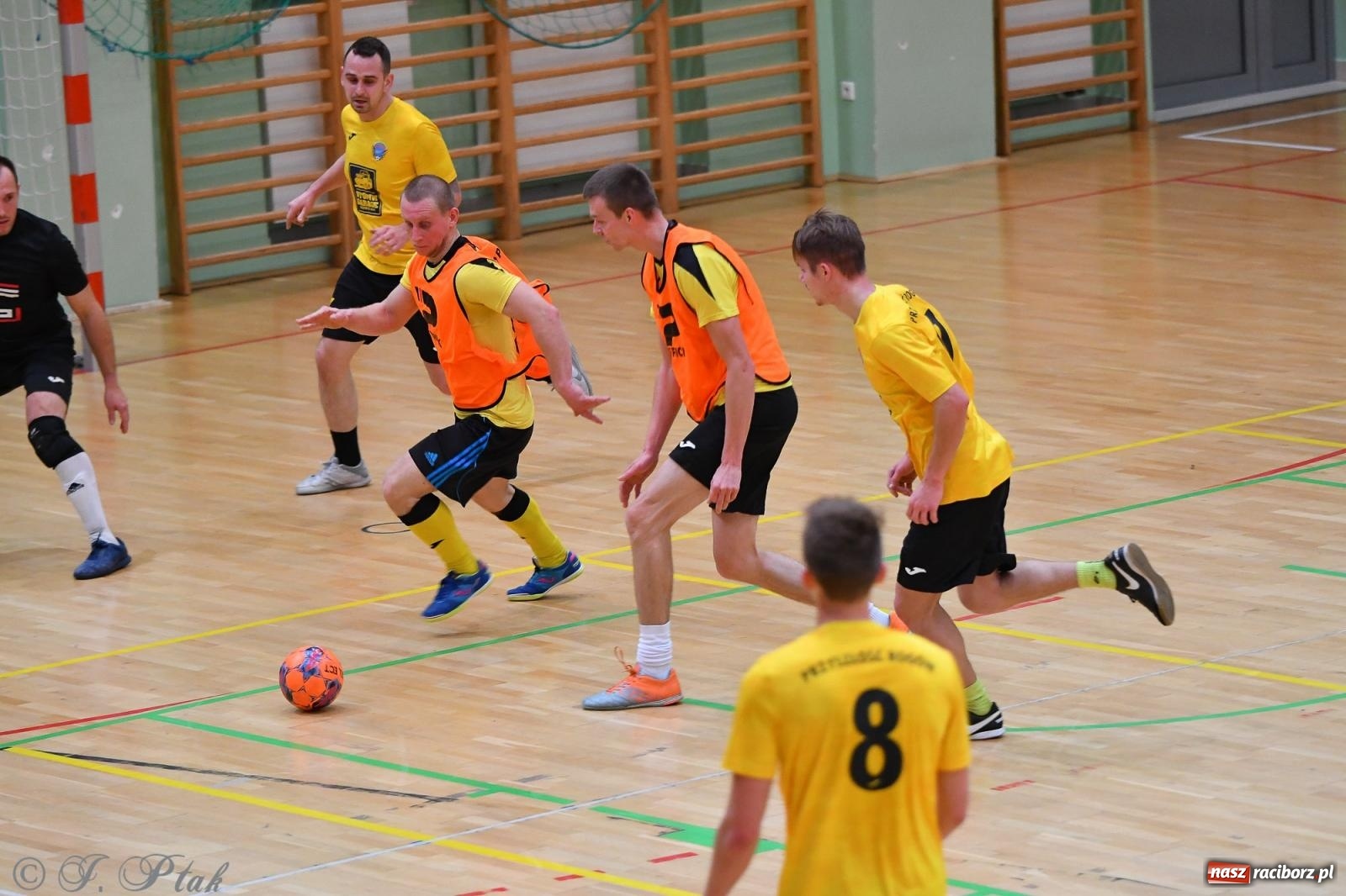 Zdjęcie w galerii na portalu naszraciborz.pl: Halowe emocje na start. Wróciły rozgrywki HLPN [FOTO i WYNIKI] wiadomości z regionu