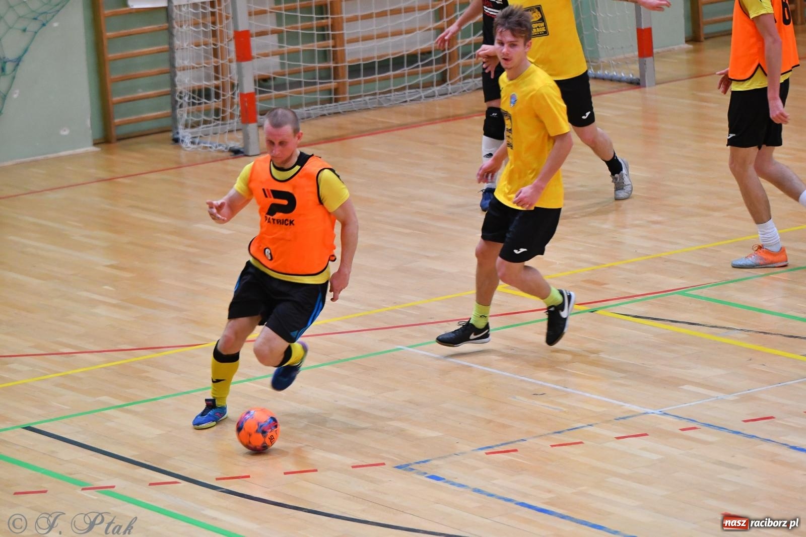 Zdjęcie w galerii na portalu naszraciborz.pl: Halowe emocje na start. Wróciły rozgrywki HLPN [FOTO i WYNIKI] wiadomości z regionu