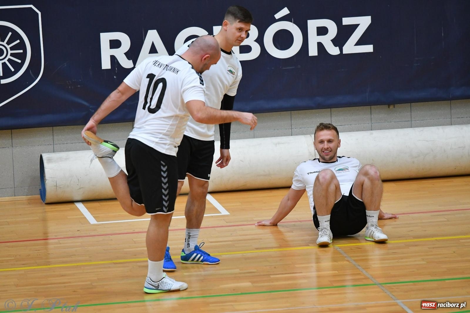 Zdjęcie w galerii na portalu naszraciborz.pl: Halowe emocje na start. Wróciły rozgrywki HLPN [FOTO i WYNIKI] wiadomości z regionu