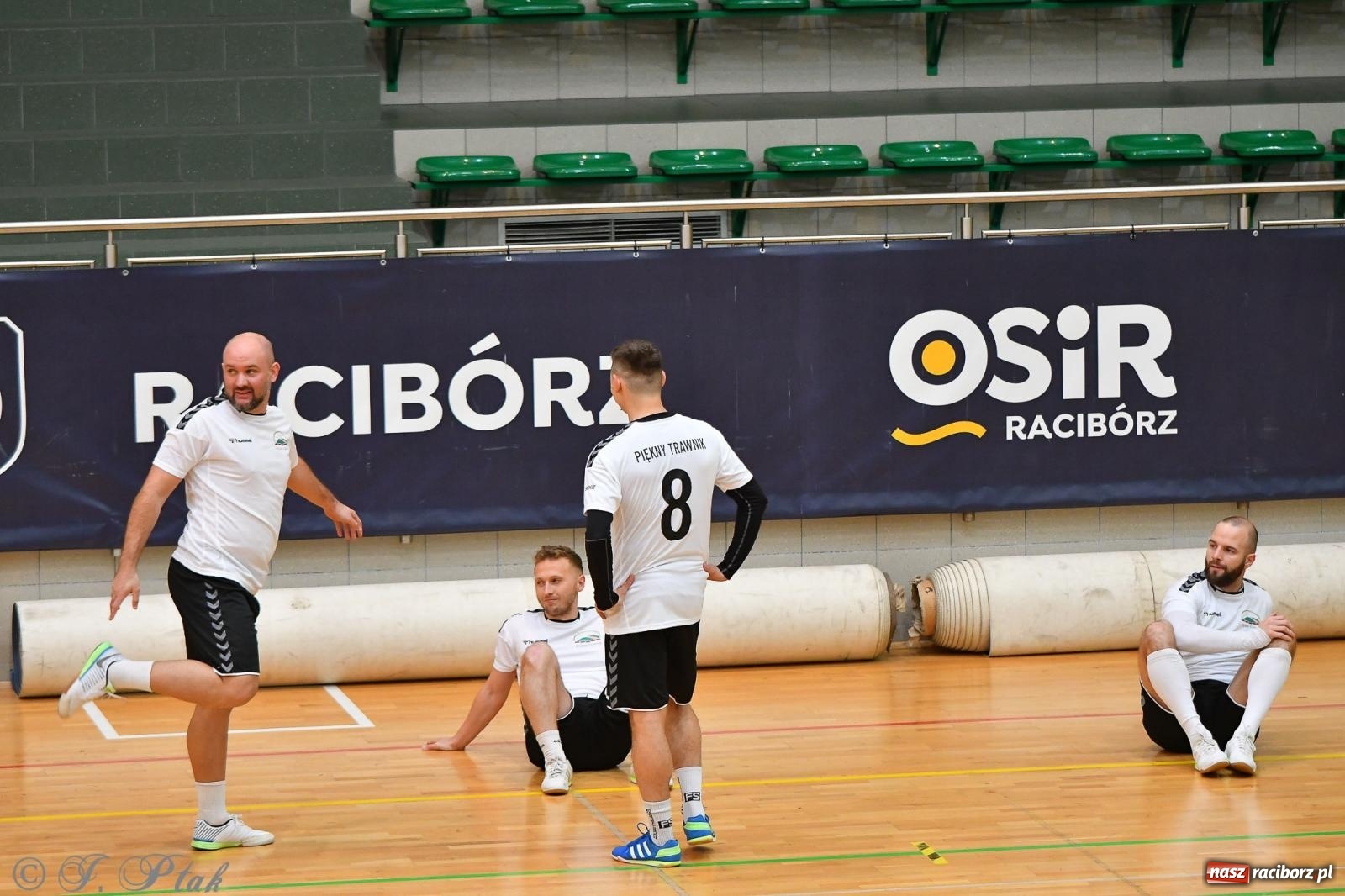 Zdjęcie w galerii na portalu naszraciborz.pl: Halowe emocje na start. Wróciły rozgrywki HLPN [FOTO i WYNIKI] wiadomości z regionu