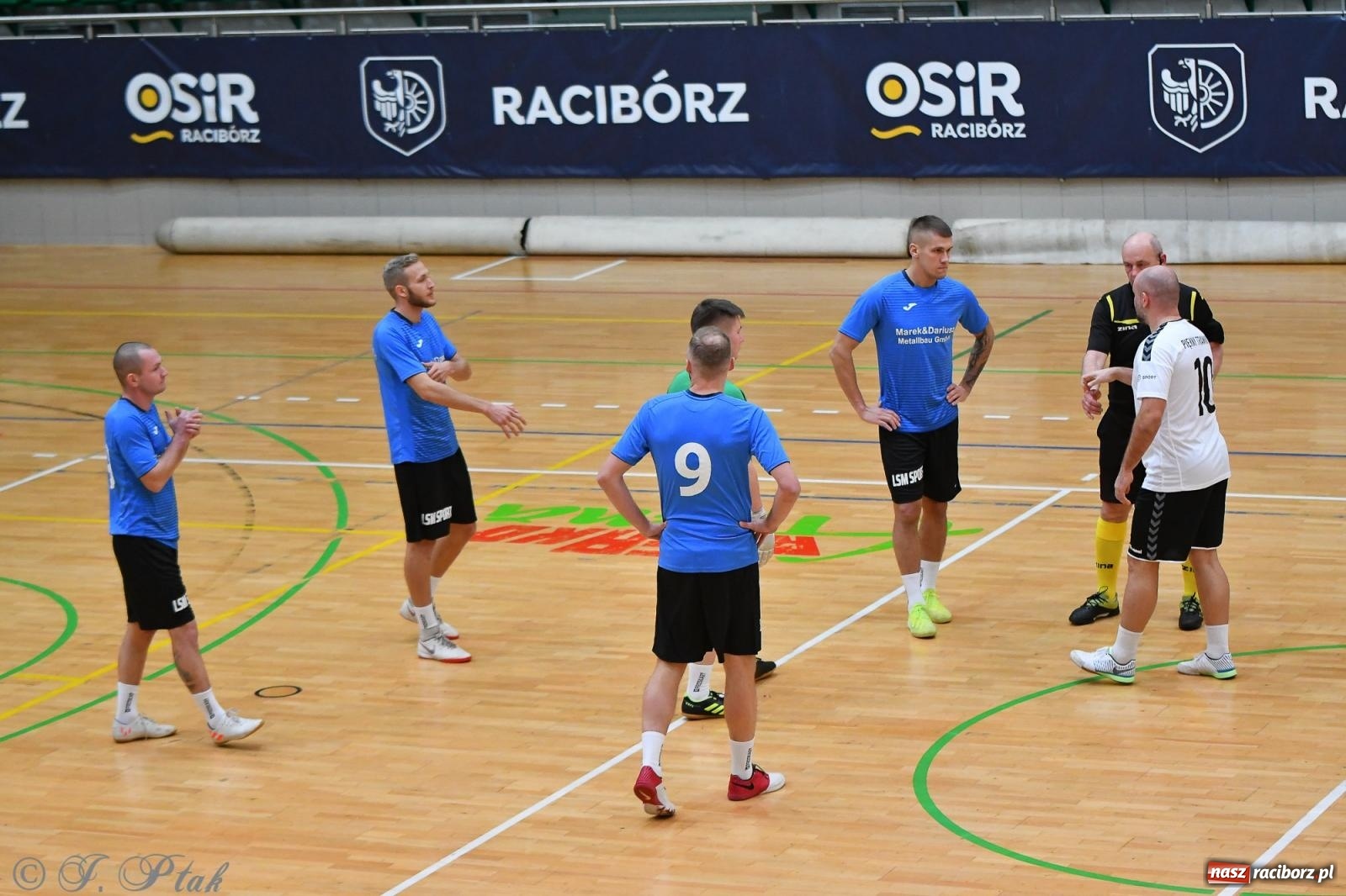 Zdjęcie w galerii na portalu naszraciborz.pl: Halowe emocje na start. Wróciły rozgrywki HLPN [FOTO i WYNIKI] wiadomości z regionu
