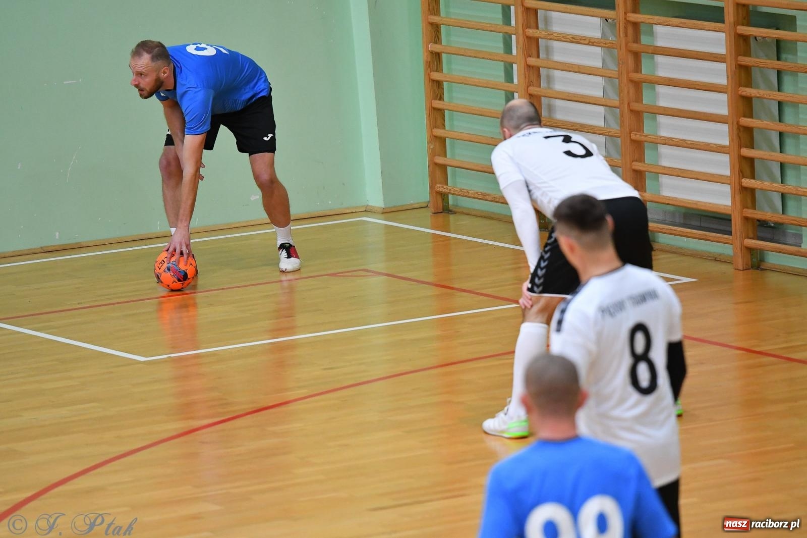 Zdjęcie w galerii na portalu naszraciborz.pl: Halowe emocje na start. Wróciły rozgrywki HLPN [FOTO i WYNIKI] wiadomości z regionu
