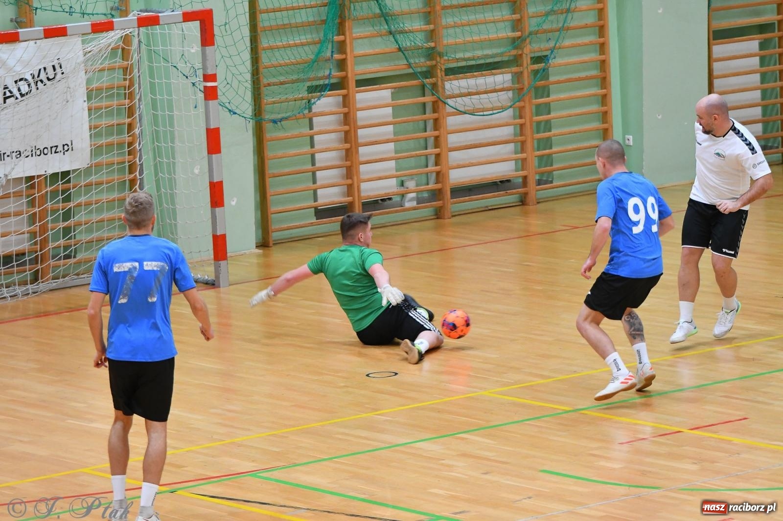 Zdjęcie w galerii na portalu naszraciborz.pl: Halowe emocje na start. Wróciły rozgrywki HLPN [FOTO i WYNIKI] wiadomości z regionu