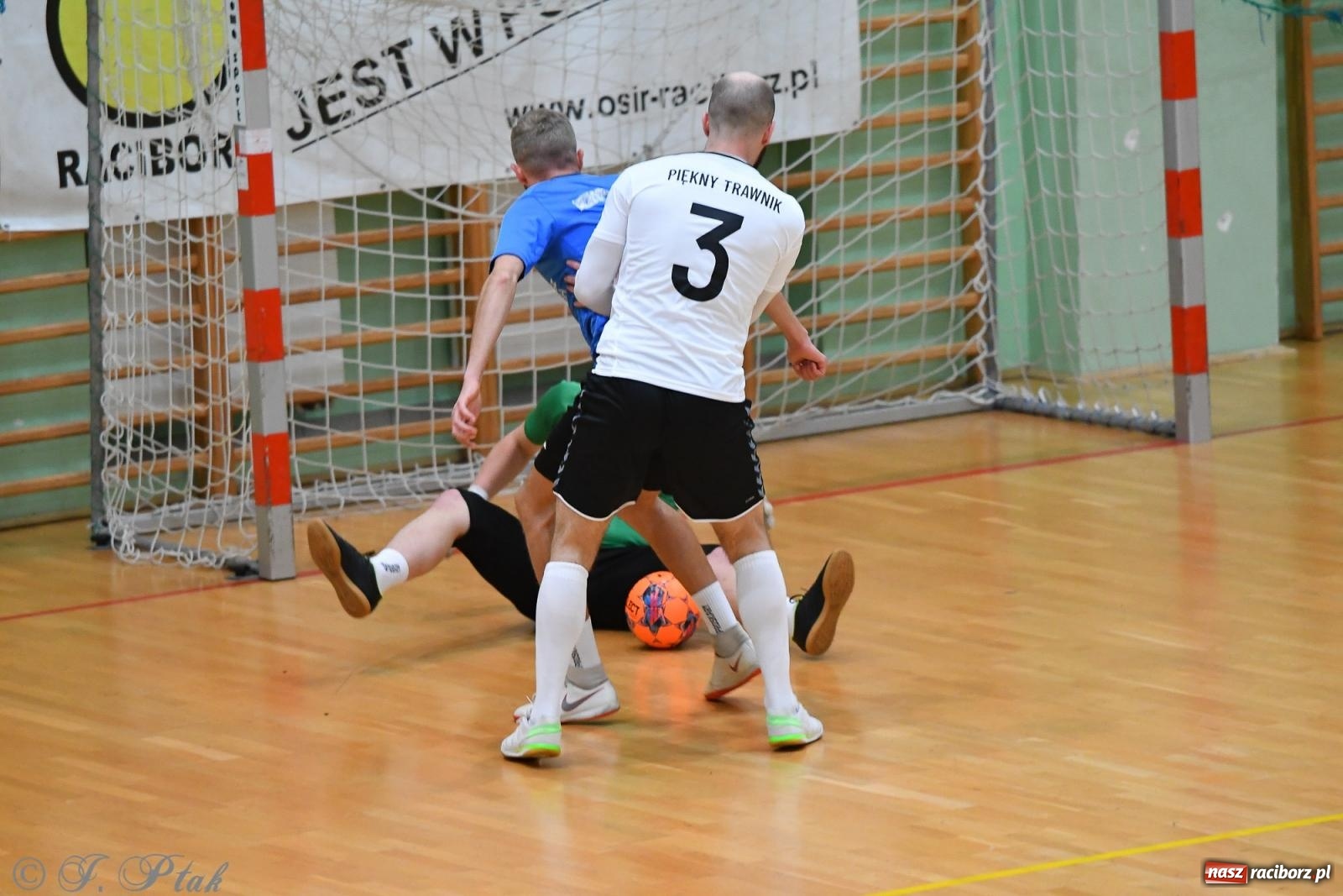 Zdjęcie w galerii na portalu naszraciborz.pl: Halowe emocje na start. Wróciły rozgrywki HLPN [FOTO i WYNIKI] wiadomości z regionu