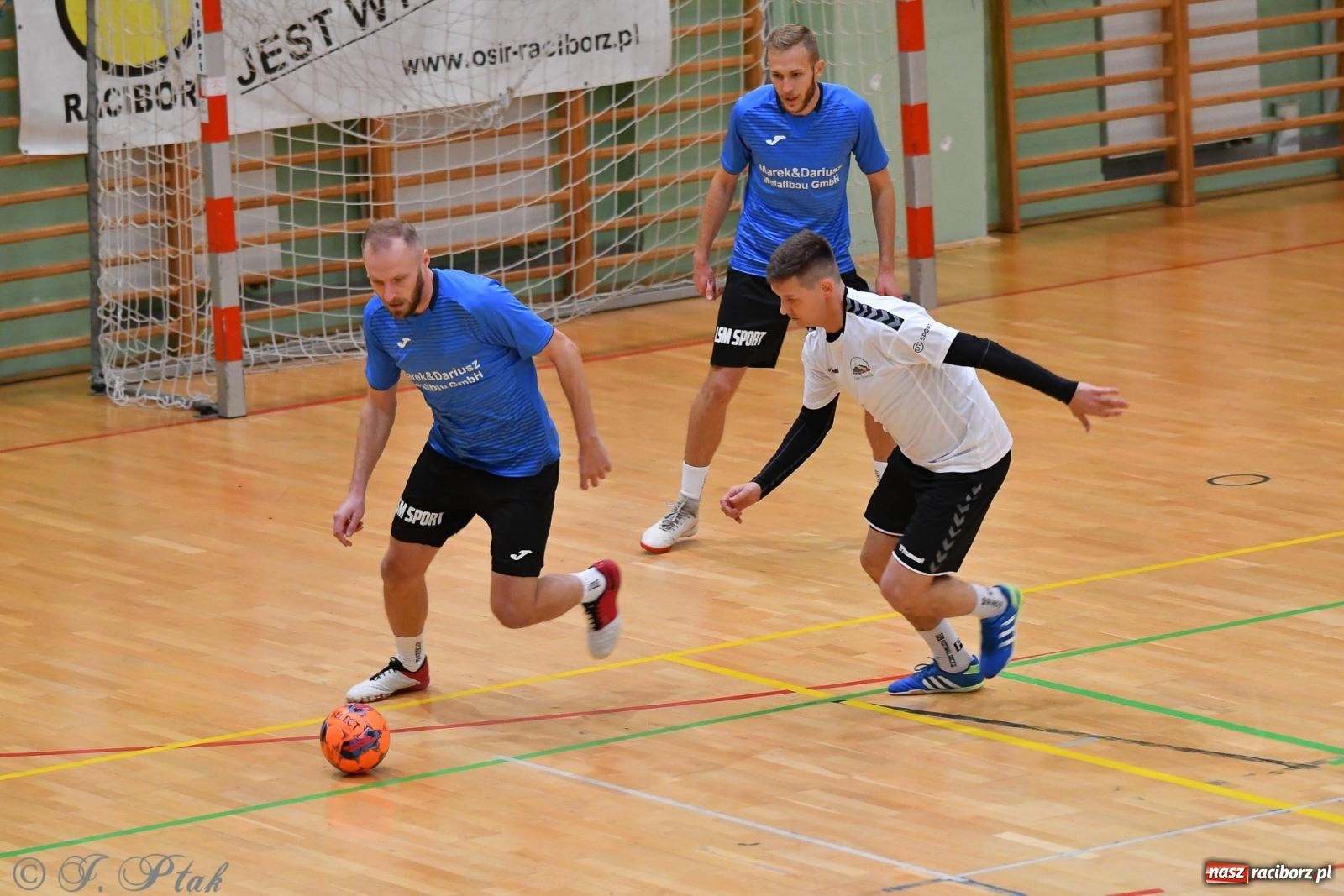 Zdjęcie w galerii na portalu naszraciborz.pl: Halowe emocje na start. Wróciły rozgrywki HLPN [FOTO i WYNIKI] wiadomości z regionu