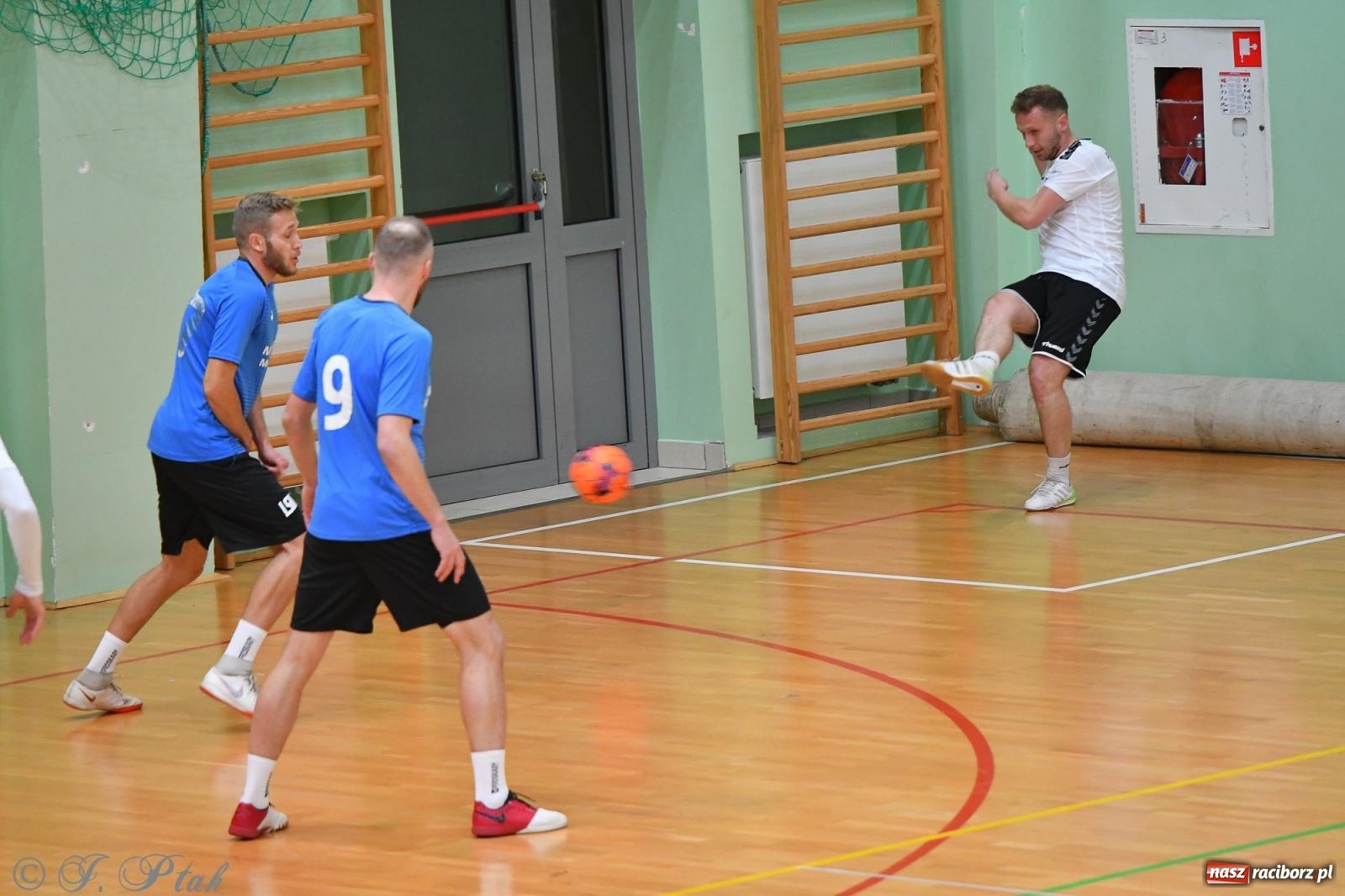 Zdjęcie w galerii na portalu naszraciborz.pl: Halowe emocje na start. Wróciły rozgrywki HLPN [FOTO i WYNIKI] wiadomości z regionu