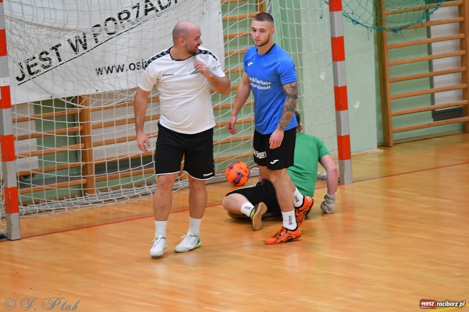 Zdjęcie w galerii na portalu naszraciborz.pl: Halowe emocje na start. Wróciły rozgrywki HLPN [FOTO i WYNIKI] wiadomości z regionu